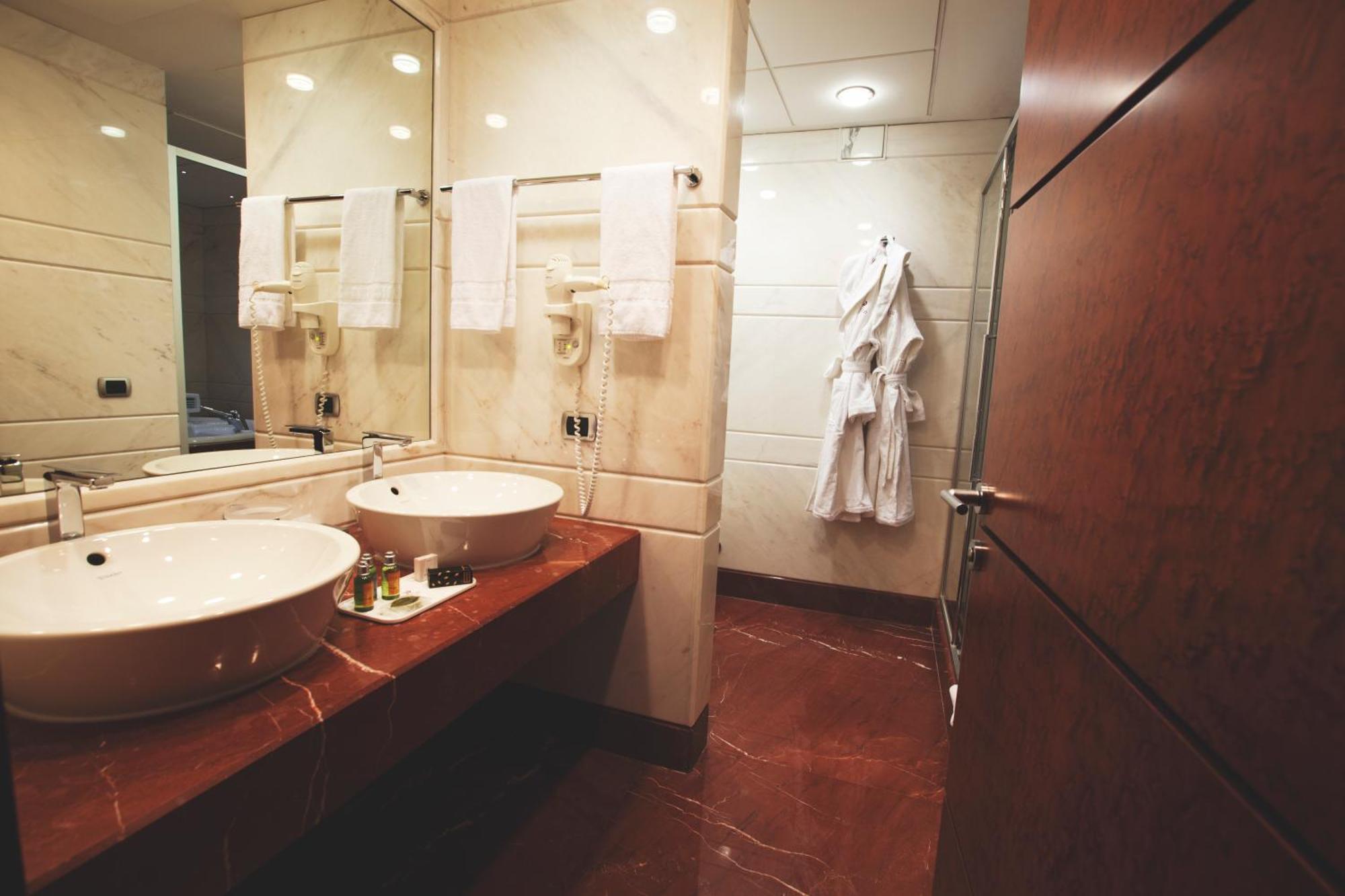 King Suite with Whirlpool,1545882514:JPEG