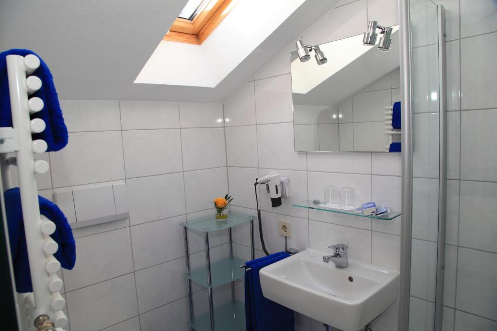 Double Room with Shower,14464982:JPEG