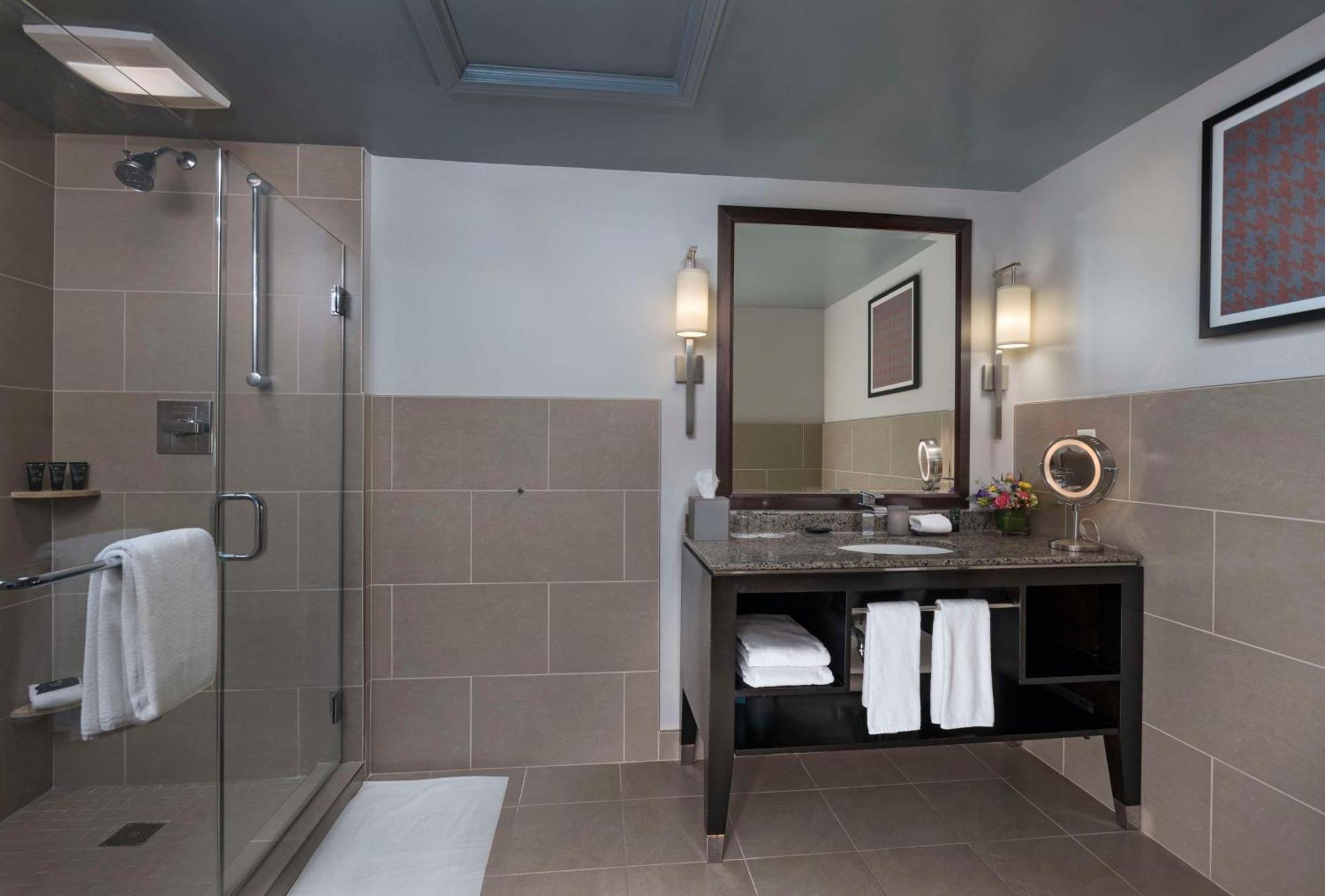 2 Queen Beds - Accessible Tub