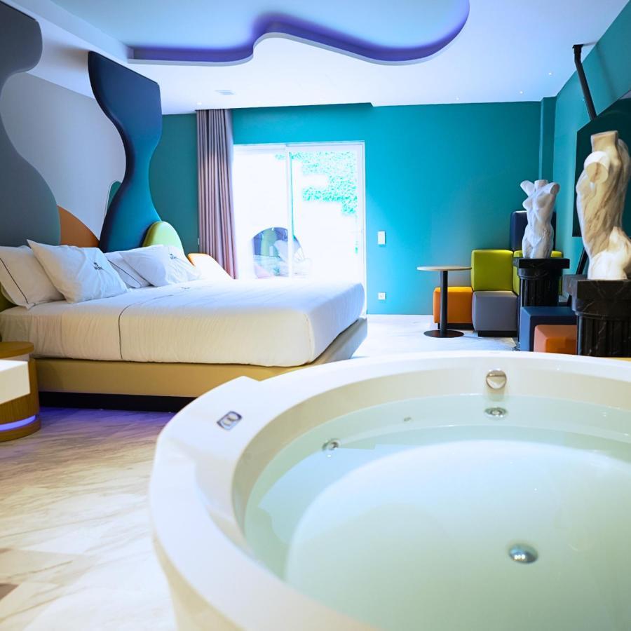 Deluxe Suite Spa Bath