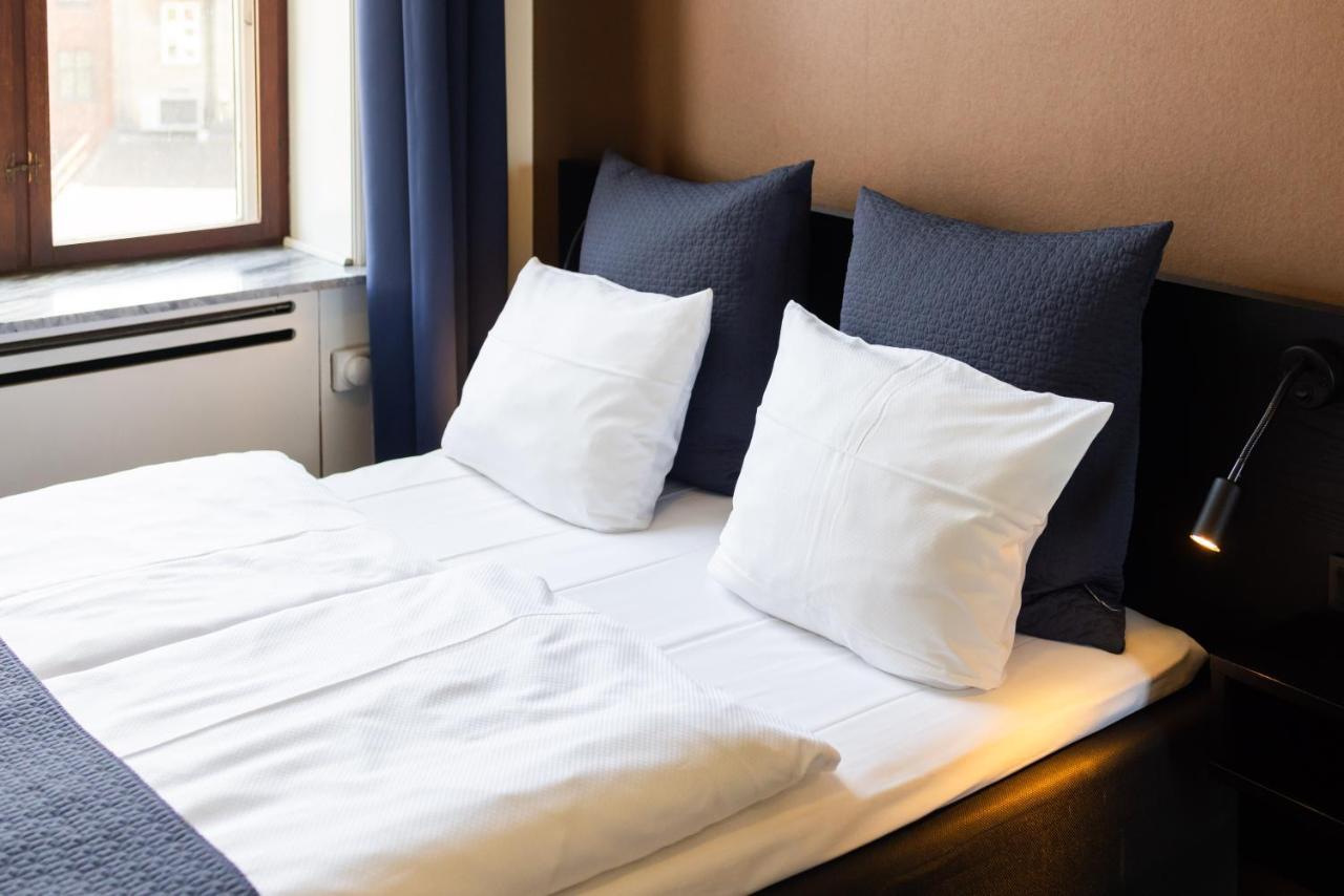 Kleines Zimmer mit Queensize-Bett