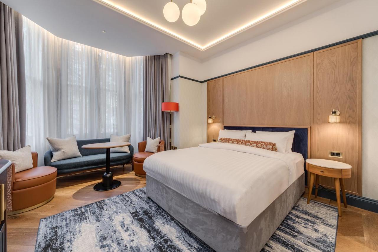 Executive Suite,1498930393:JPEG