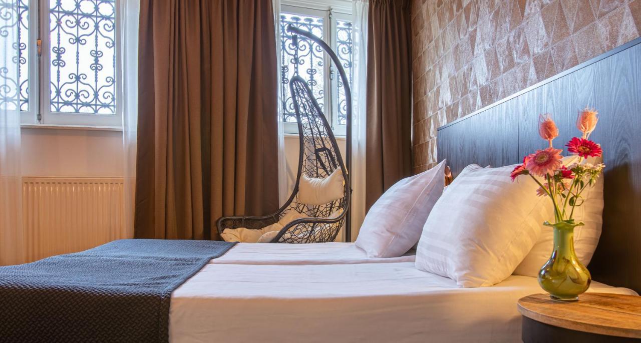 Deluxe Triple Room (2 Twin beds and Sofa),1521165637:JPEG
