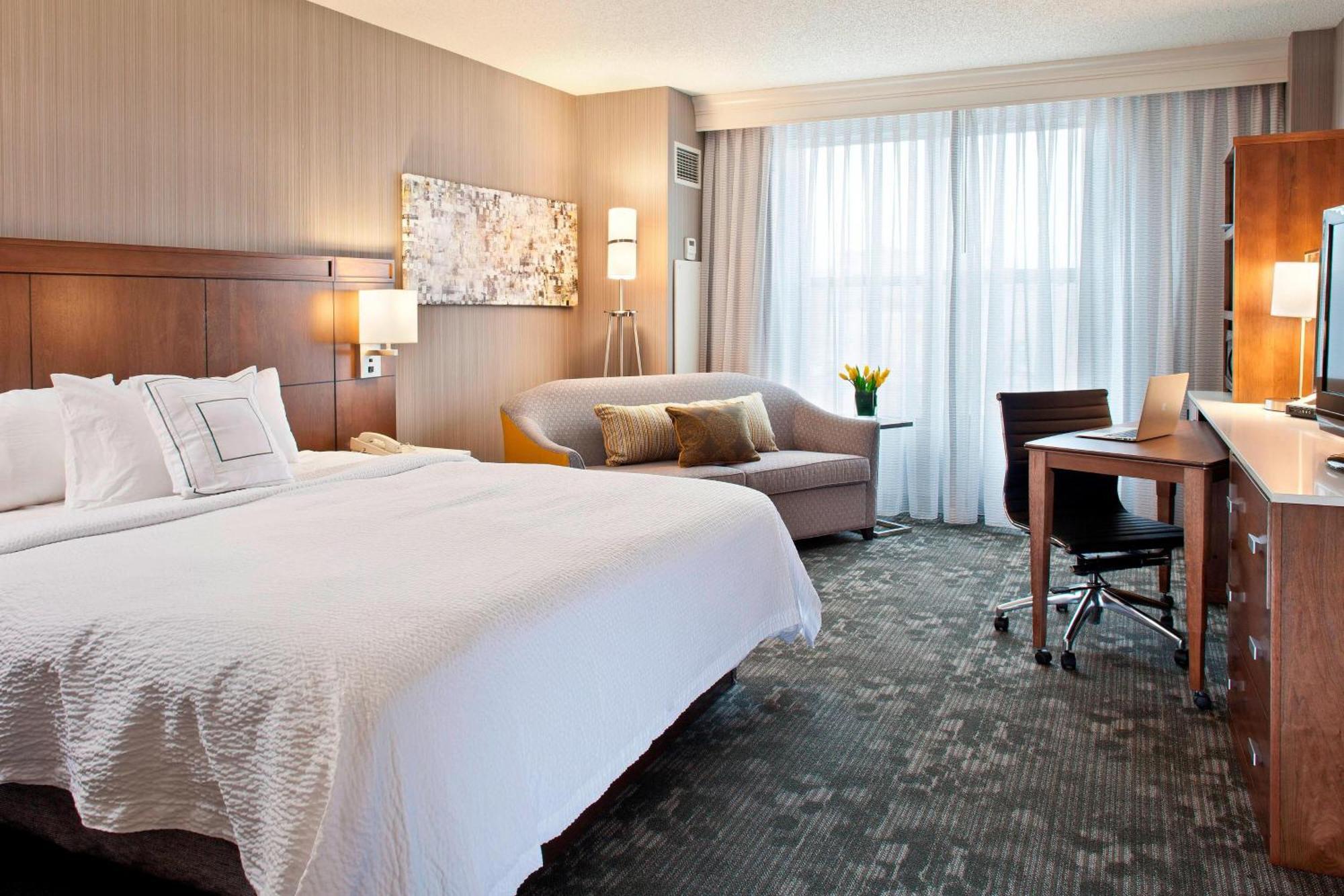 King Room with Bathtub - Mobility Access/Hearing Accessible