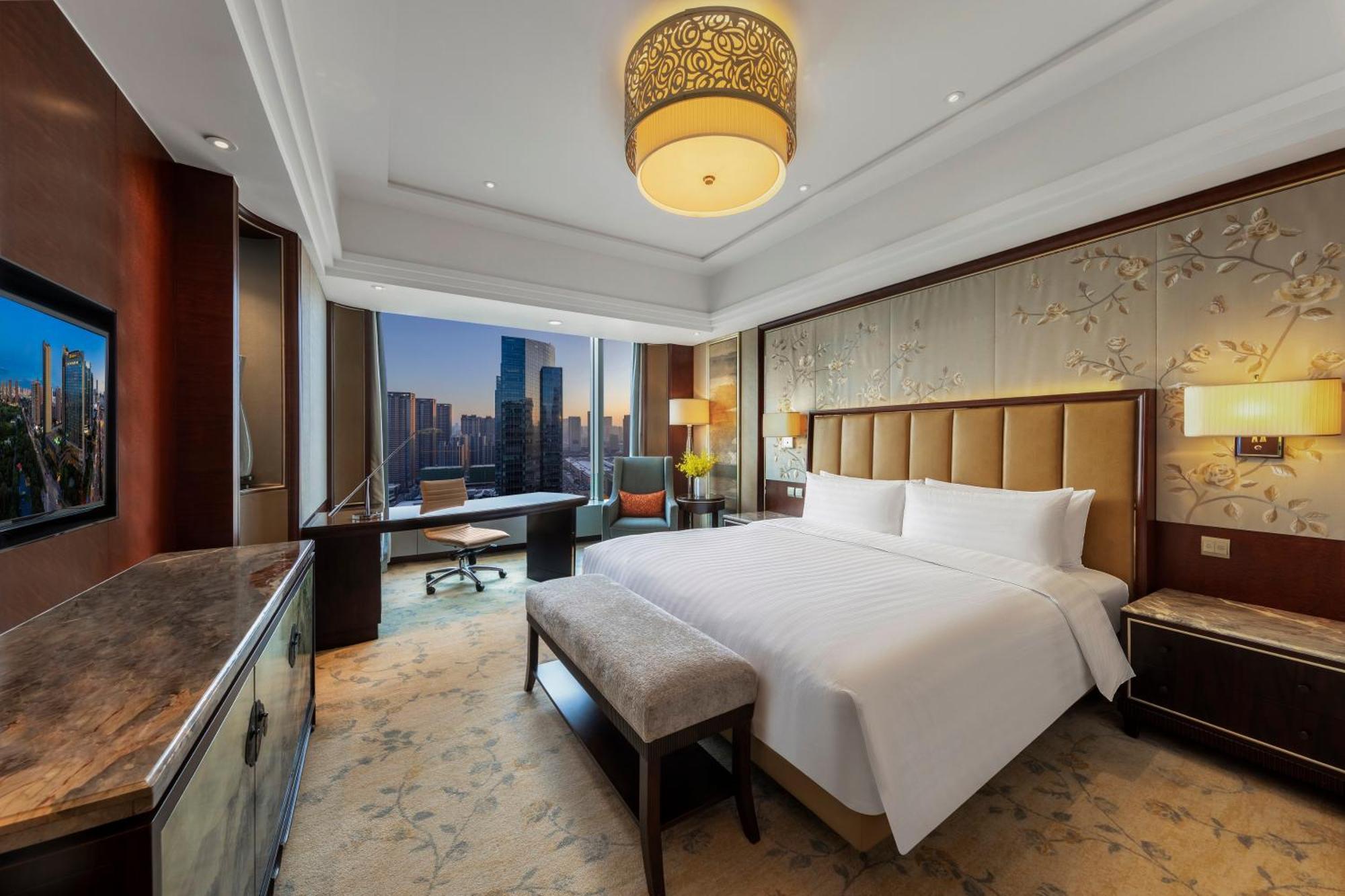 Horizon Deluxe King Room City View Lounge Access