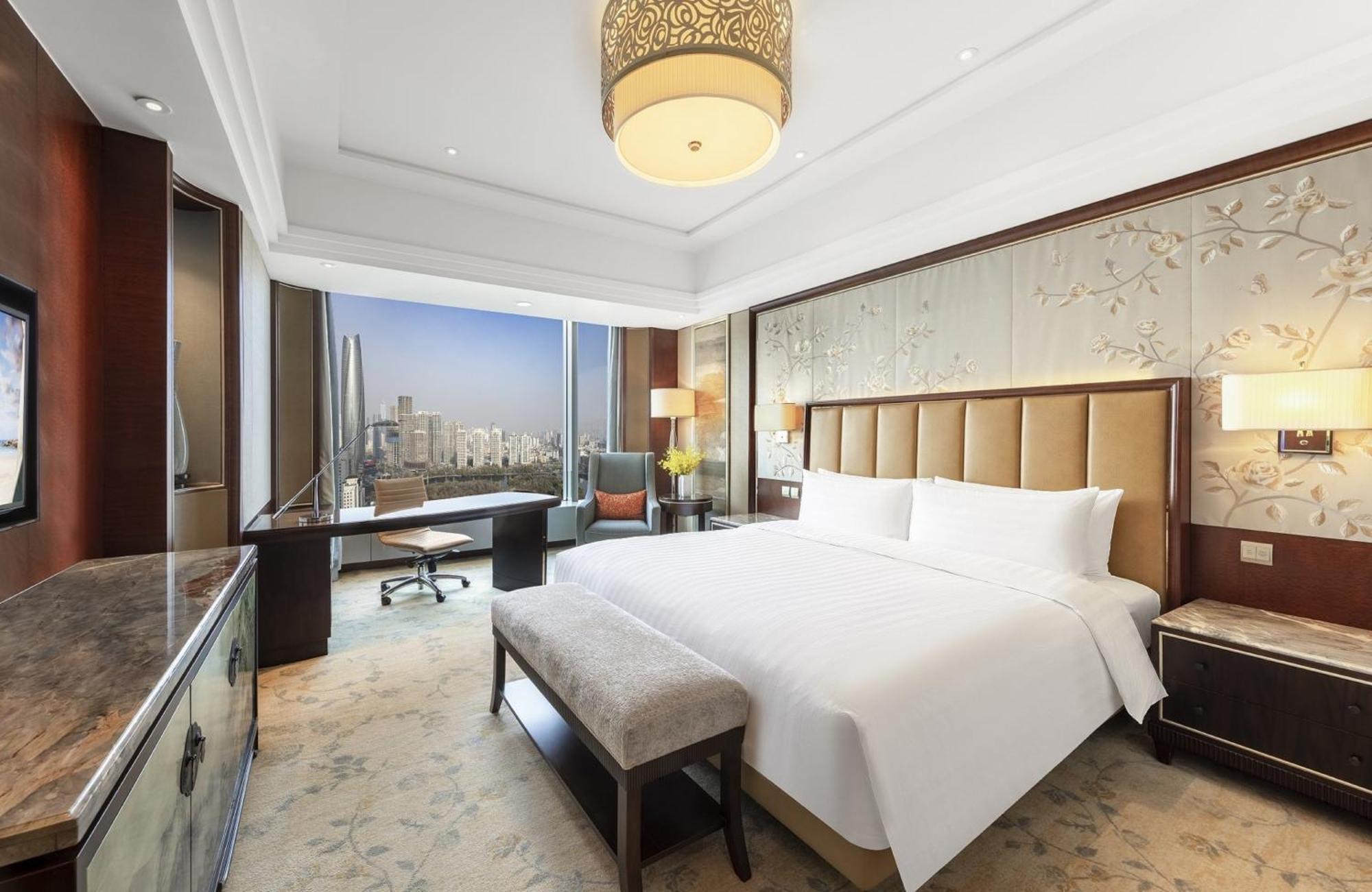 Deluxe King Room Lake View