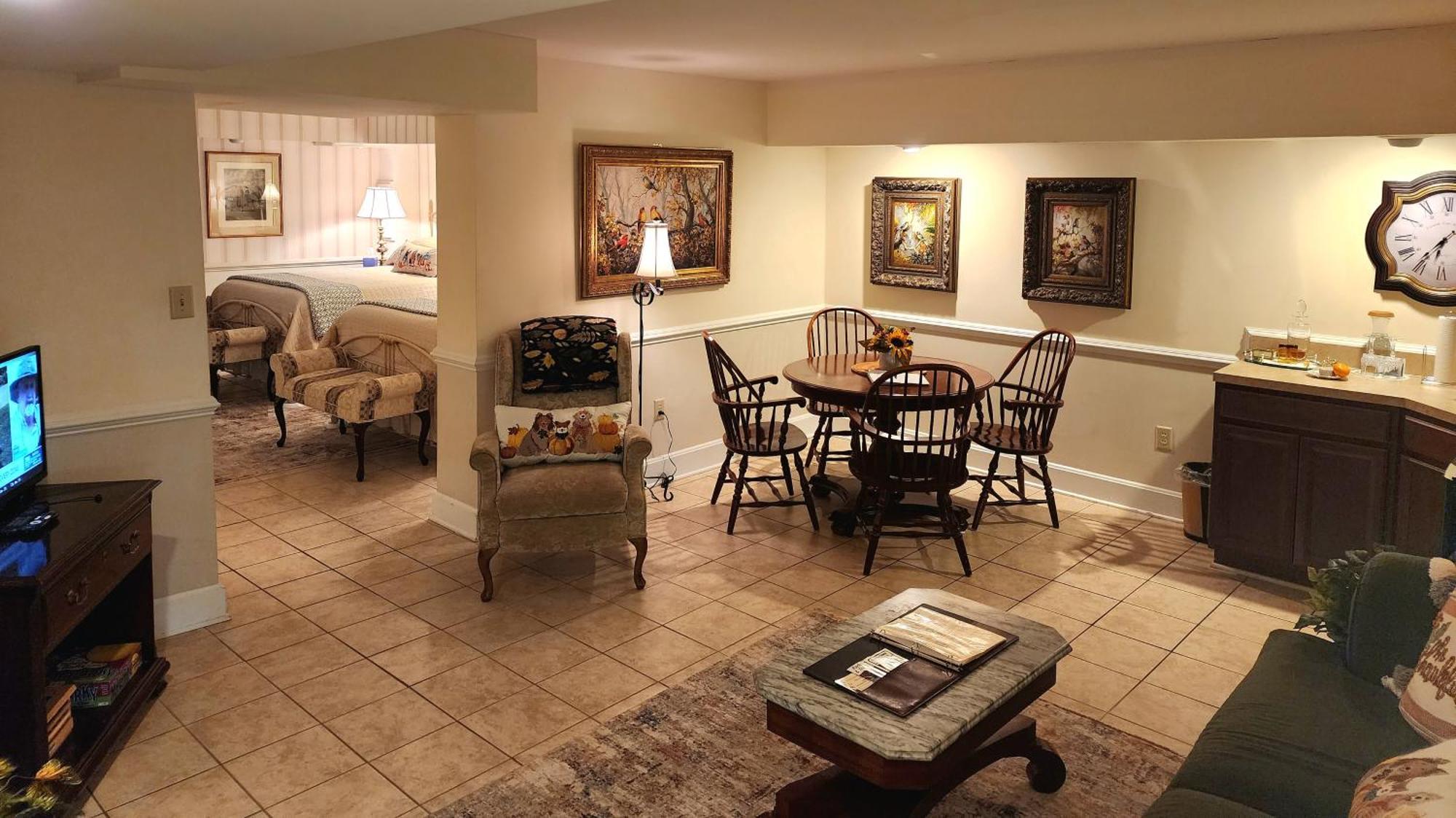 Deluxe Family Room,1515416839:JPEG