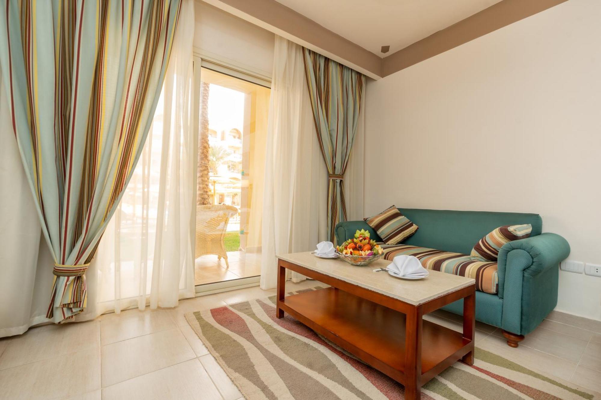 Quarto com Cama de Casal ou 2 de Solteiro com Vista da Piscina