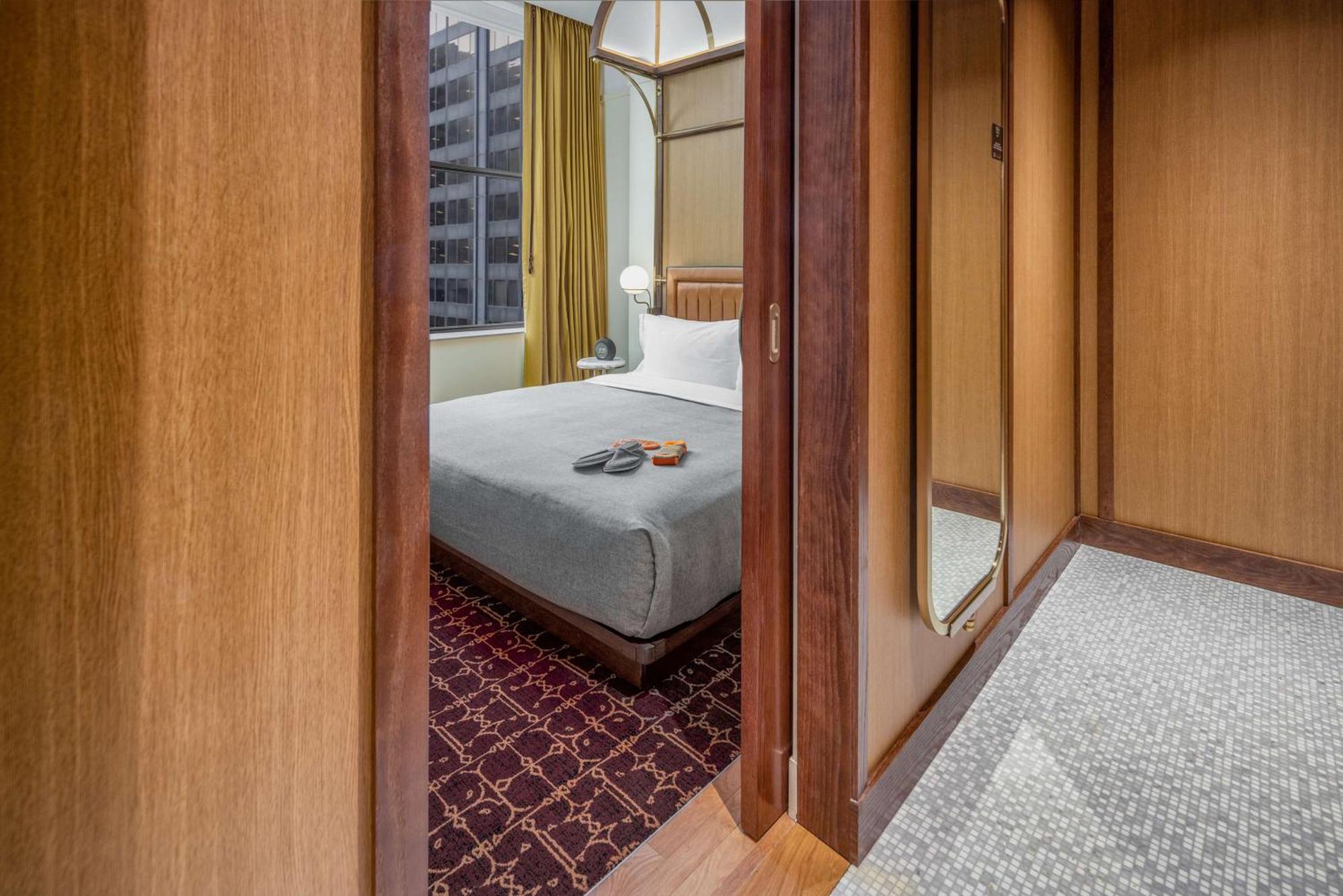 One-Bedroom King Suite with Landmark View,1506382471:JPEG