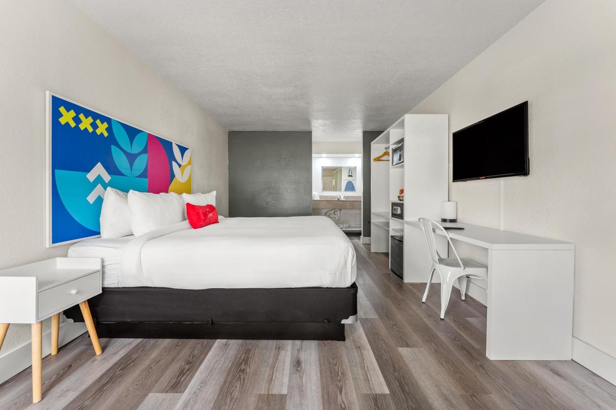 King Room with Mobility/Hearing Access, Roll-In Shower and City View, Non-Smoking,1528406623:JPEG
