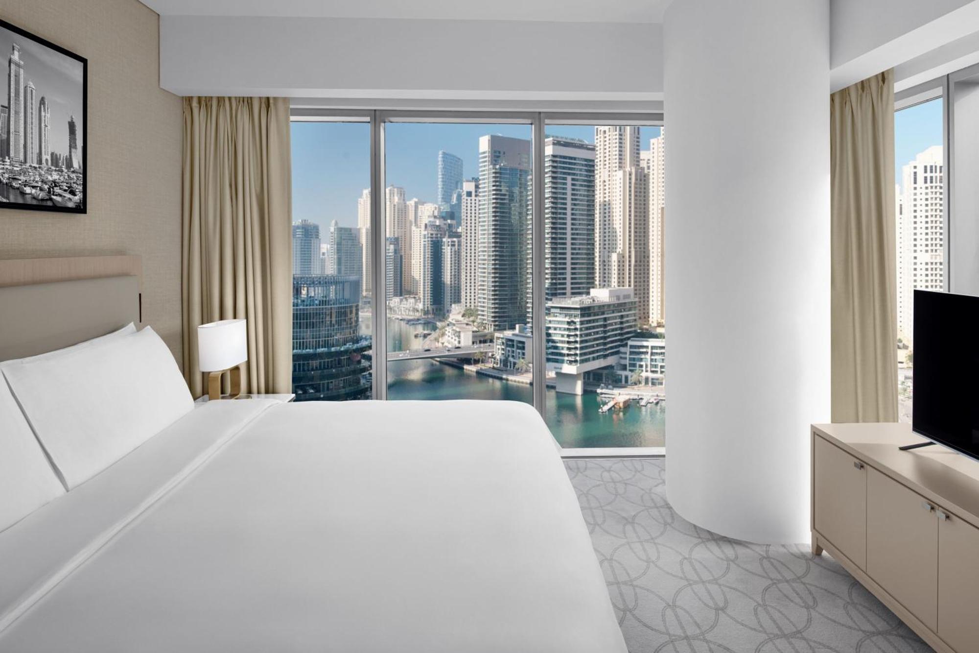 Suite Premier avec Lit King-Size, Canapé-Lit, Accès au Salon Club avec Petit-Déjeuner, Déjeuner et Dîner, Départ Tardif à 16h00, Accès Direct au Centre Commercial Dubai Marina Mall et à la Promenade Dubai Marina Walk - Vue sur Marina