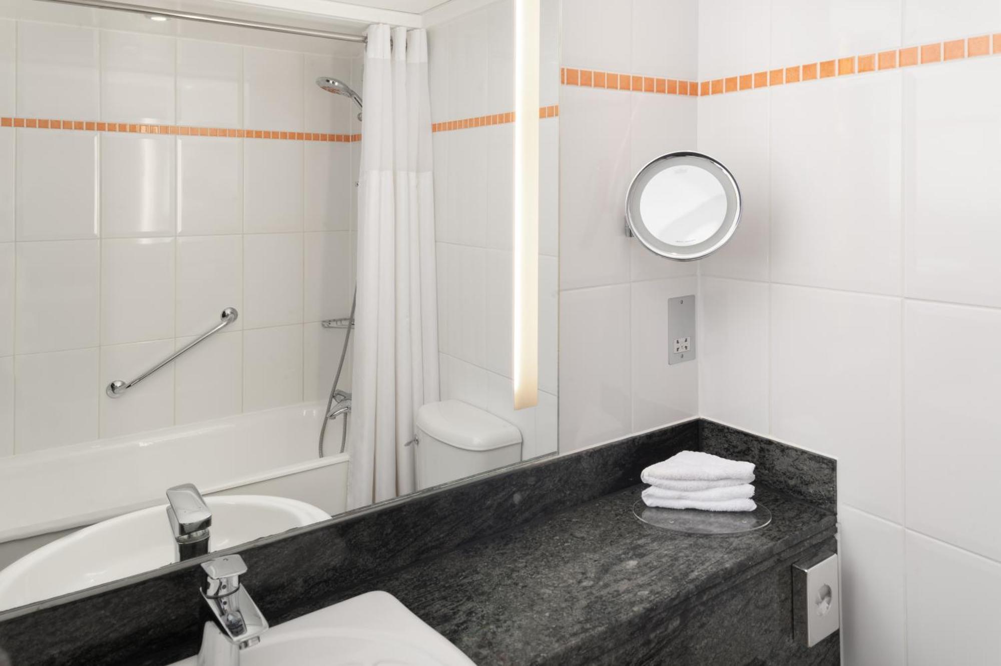 Chambre Lit Queen-Size avec Lit d’Appoint