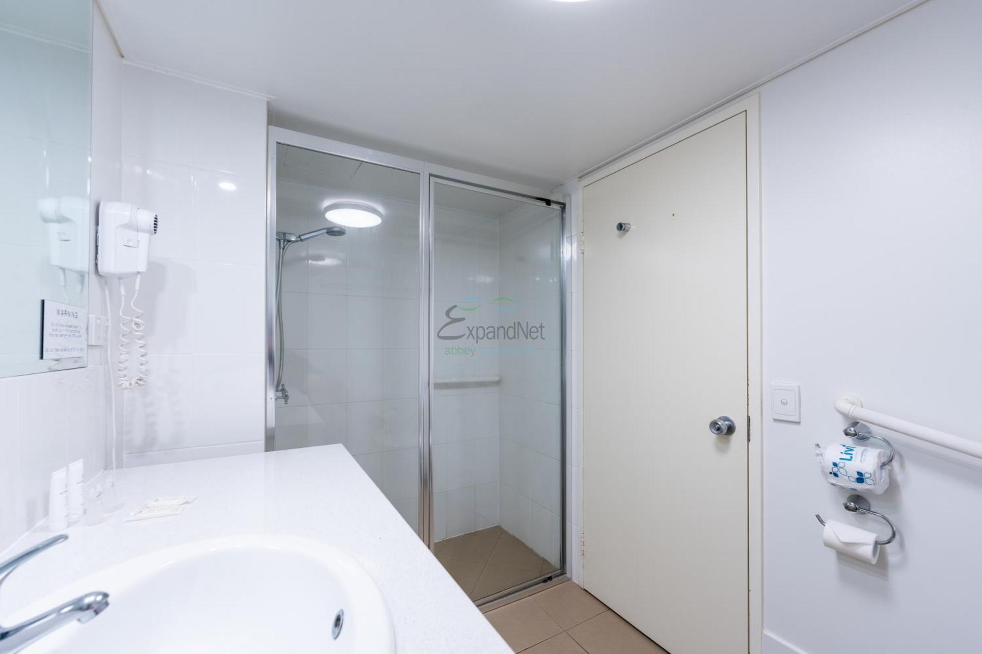 Superior One-Bedroom Apartment,1538724103:JPEG