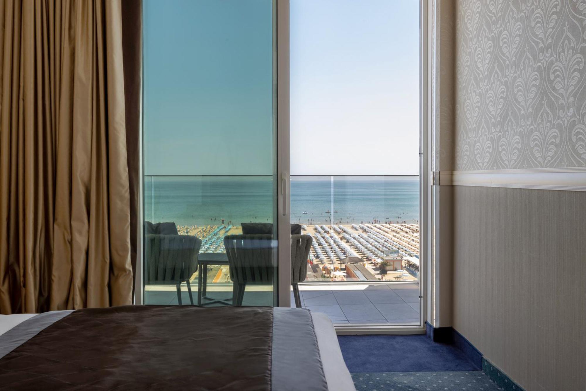 Double or Twin Room with Sea View