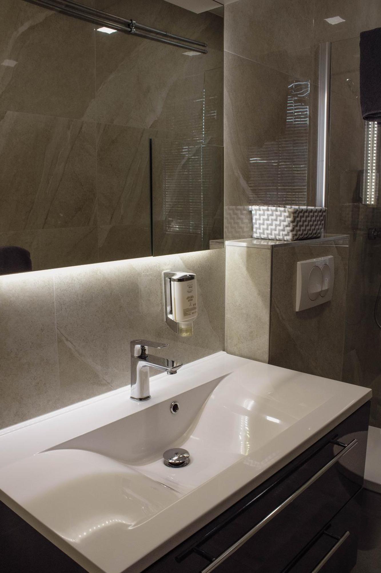 Deluxe Studio,1548149455:JPEG