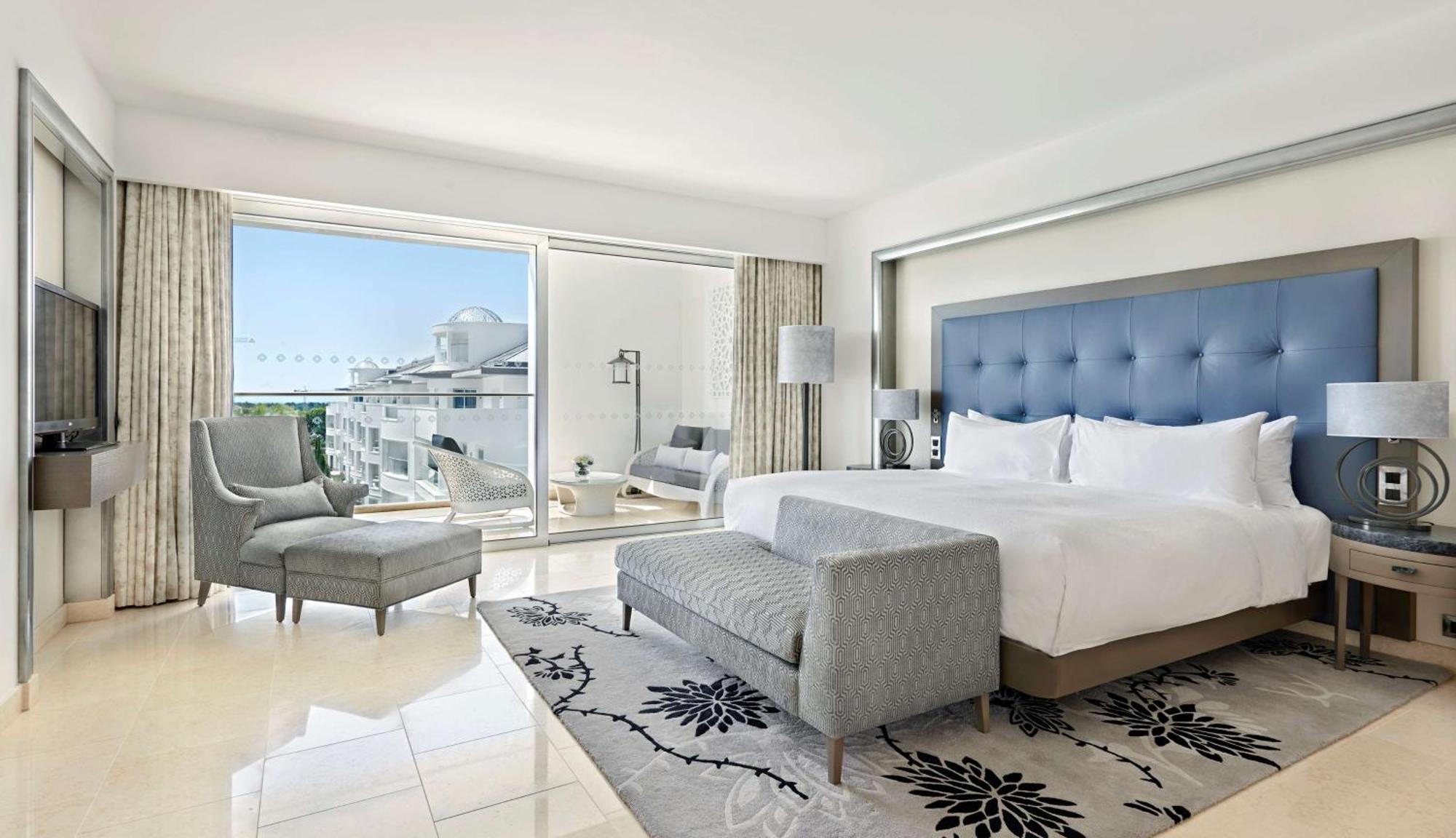 Suite con cama grande Grand Deluxe y vistas a la piscina