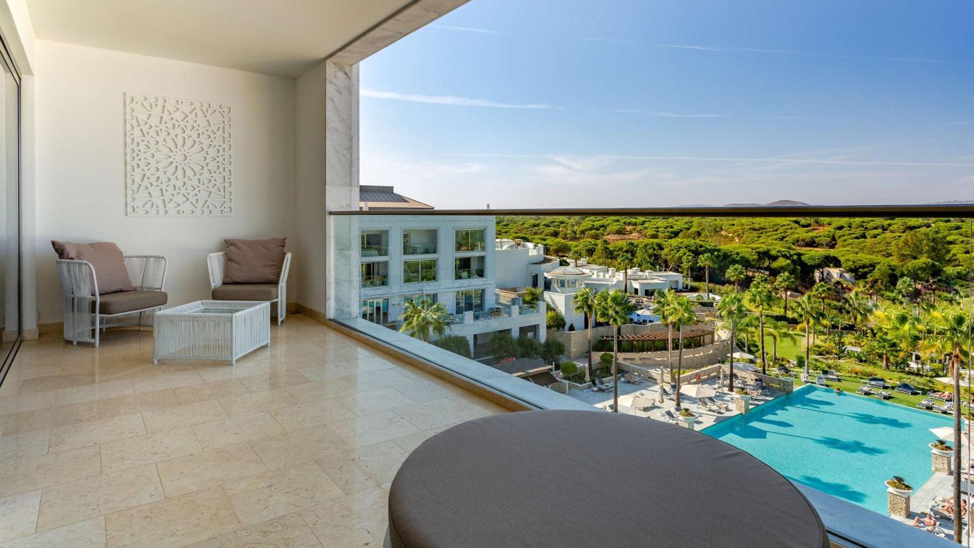 Habitación con cama grande Grand Deluxe y vistas a la piscina