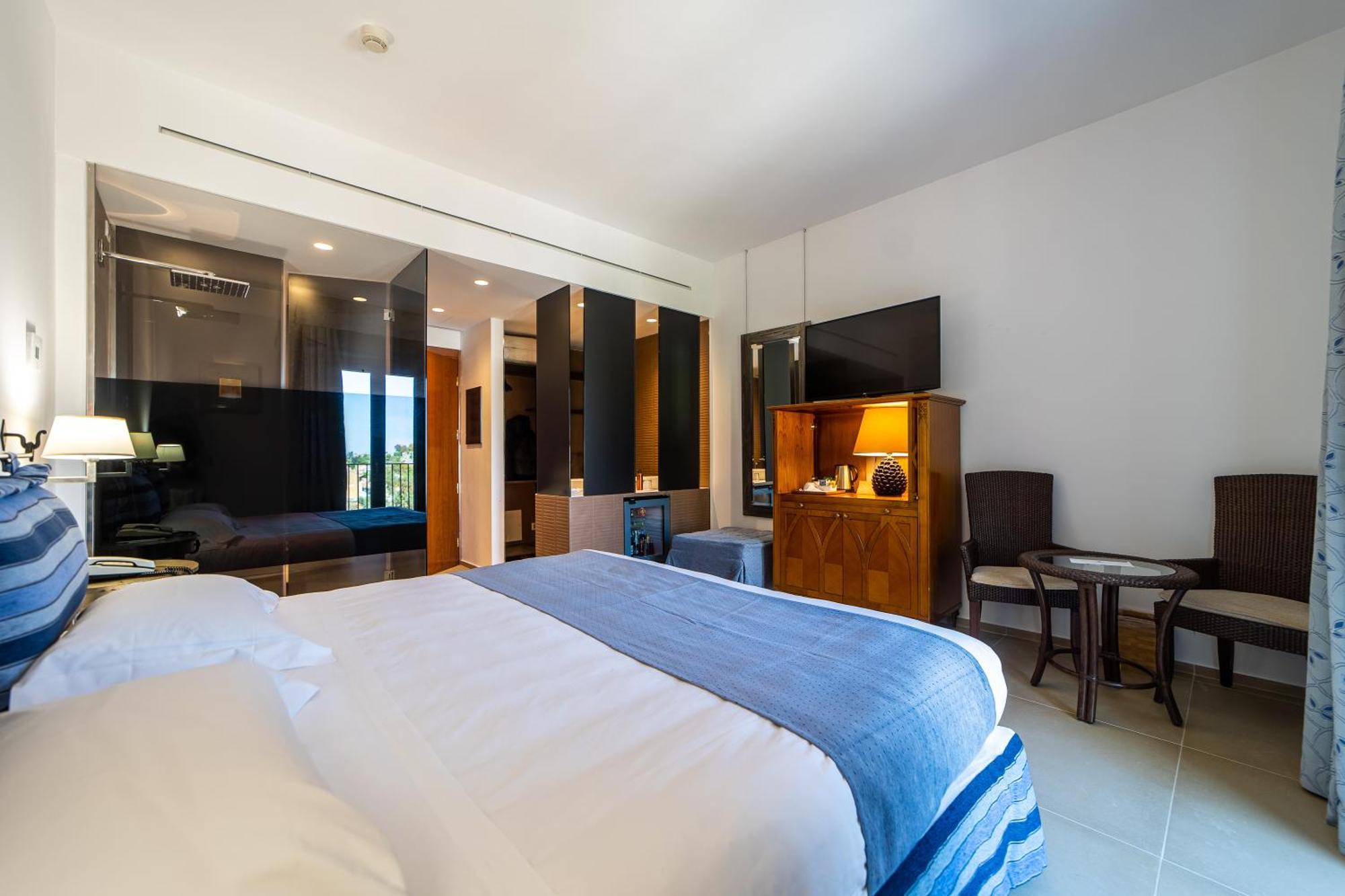 Deluxe Dreibettzimmer mit seitlichem Meerblick