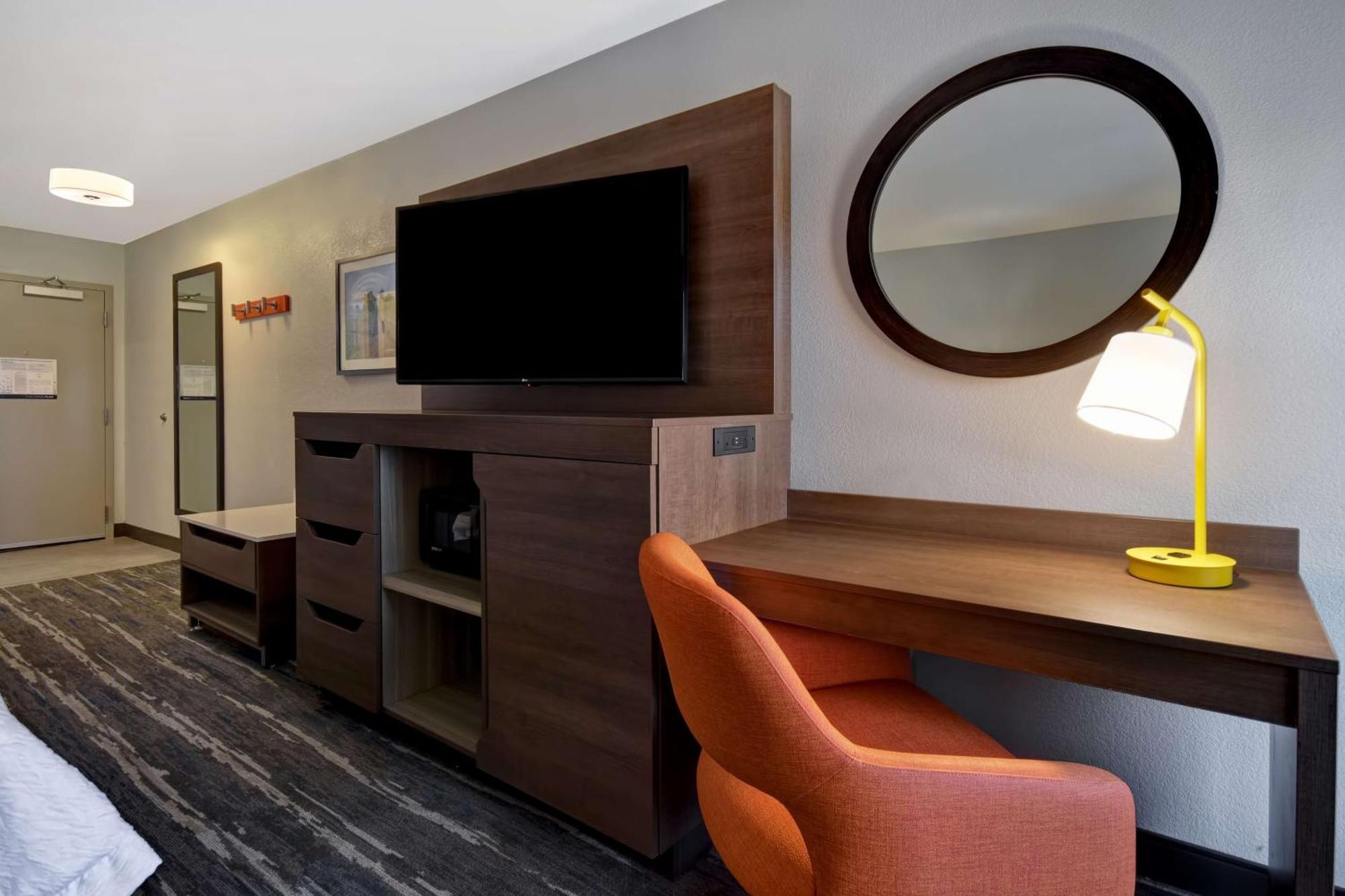 King Room with King Bed - Non-Smoking
