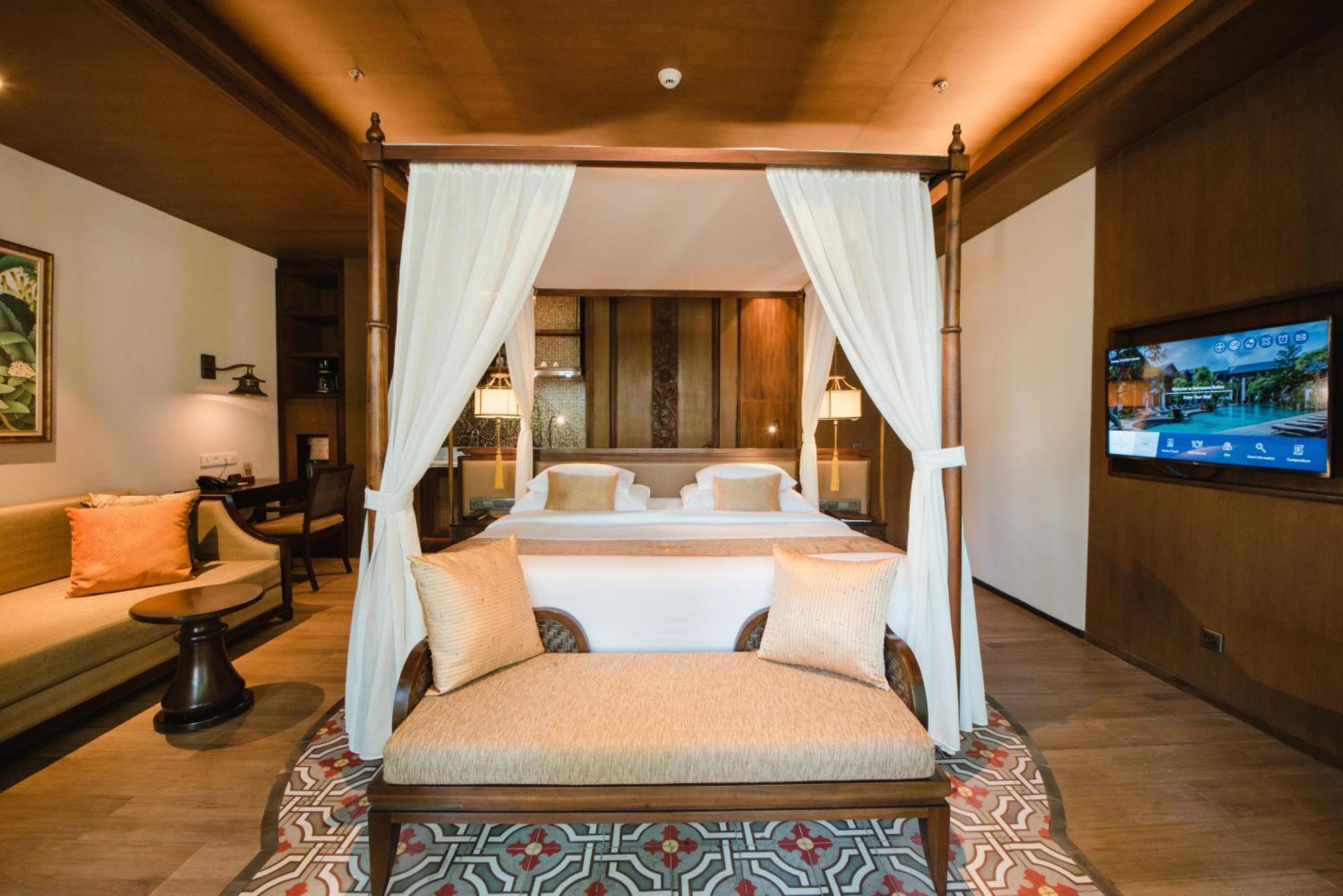 Honeymoon Suite  with Daily Afternoon Tea and Club Lounge Access