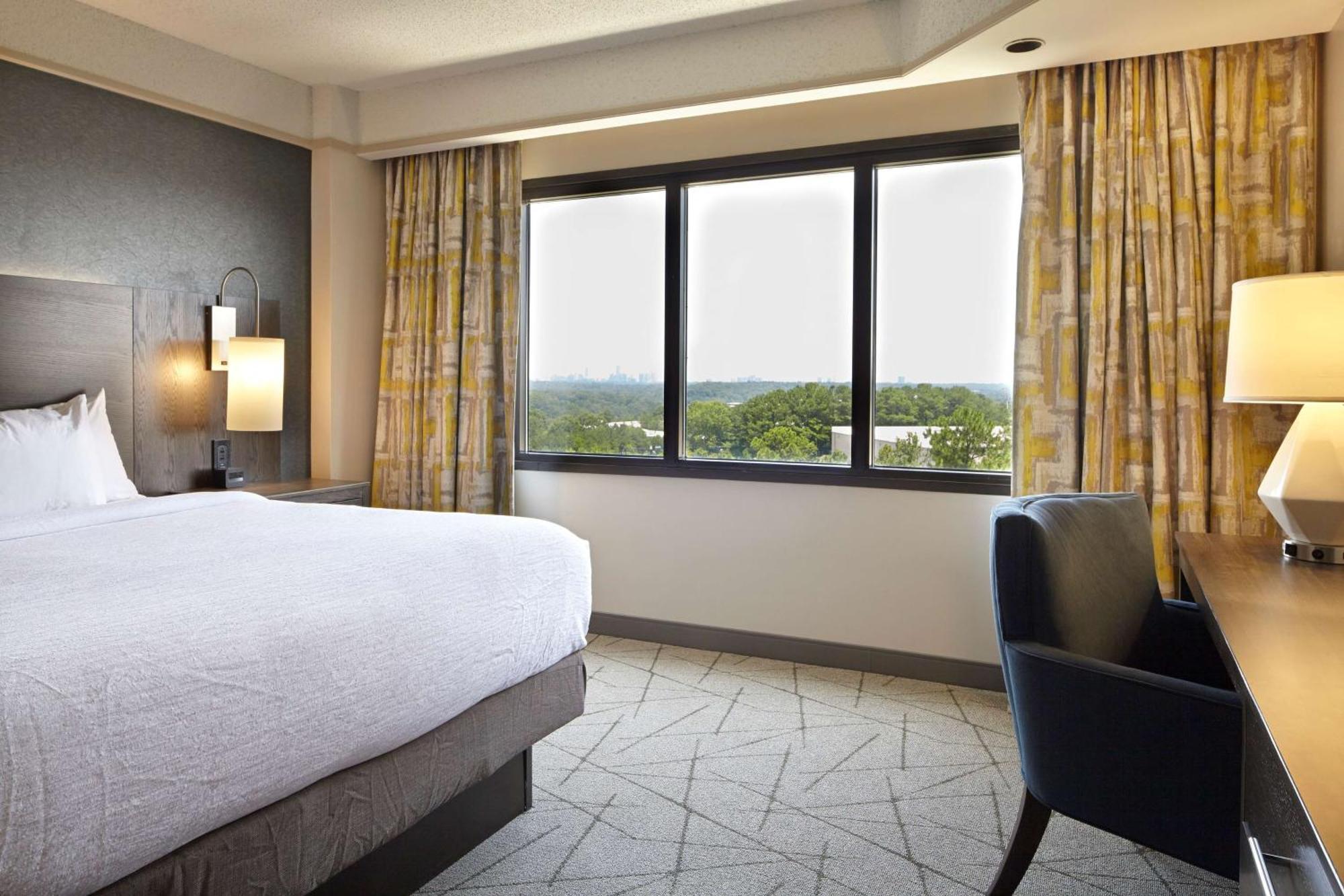 King Suite with City View - Hearing Access/Non-Smoking