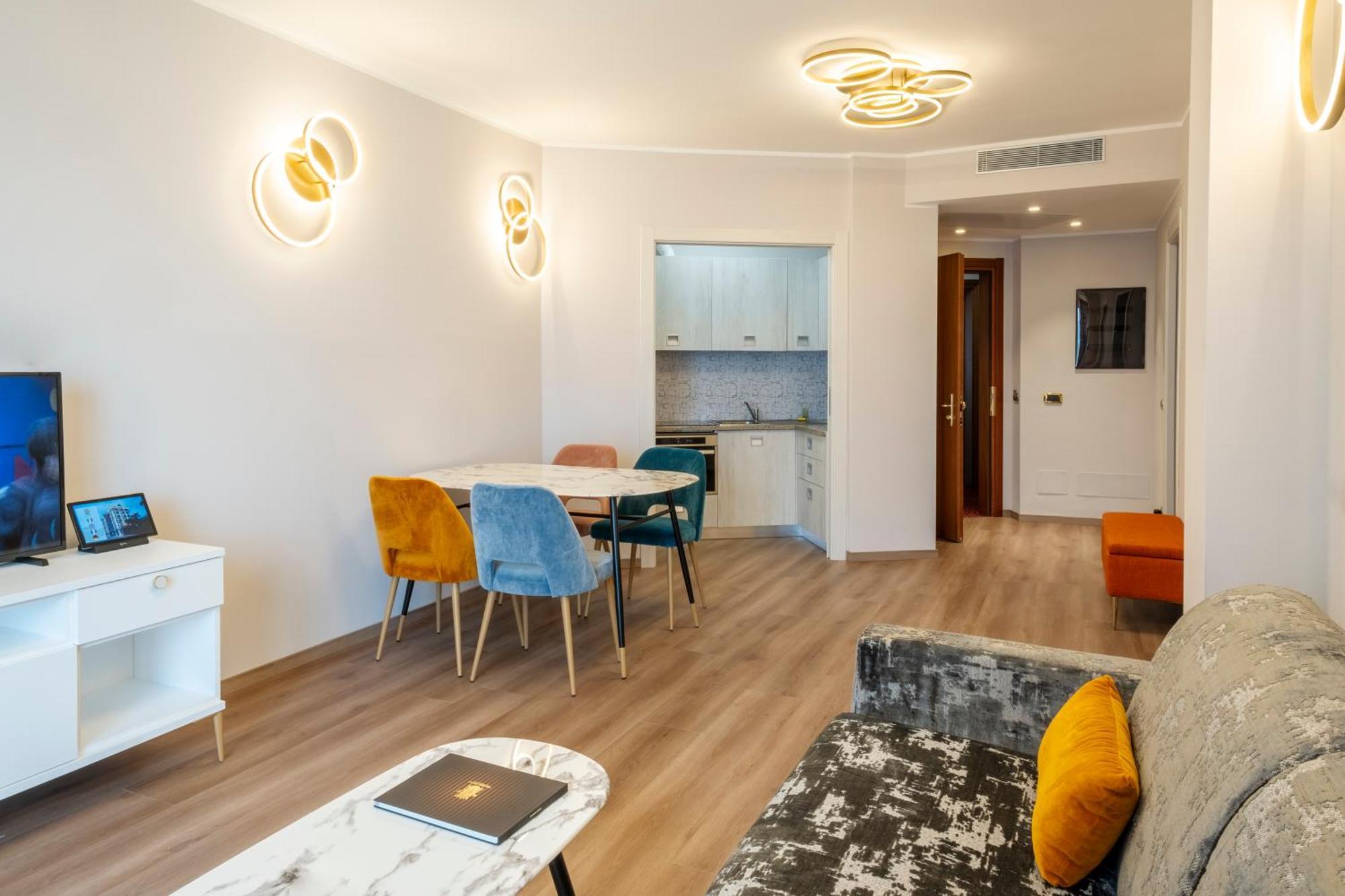 Deluxe Two-Bedroom Apartment Lake View