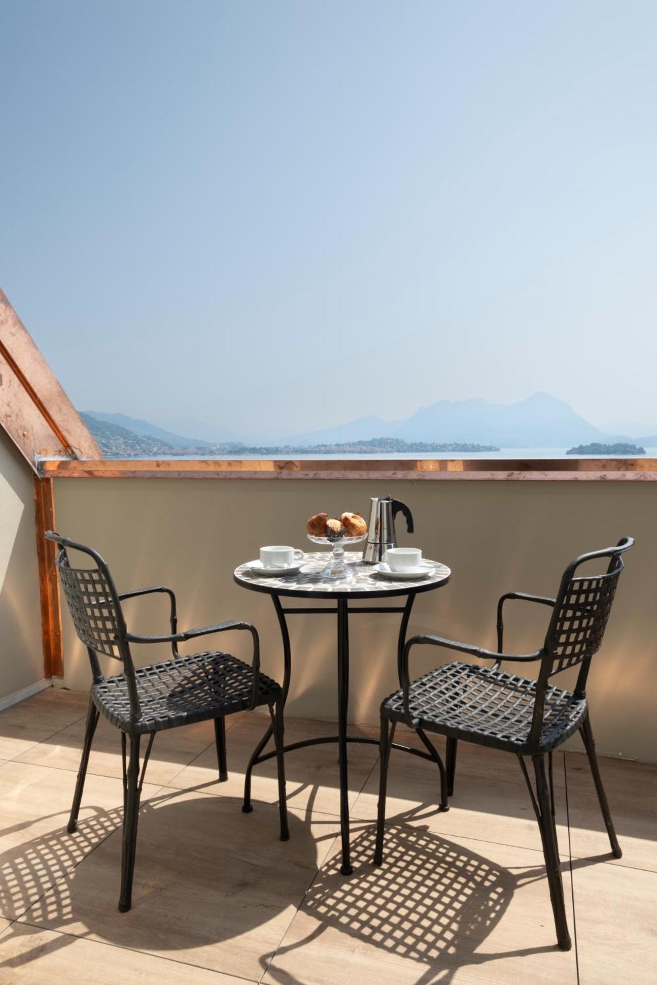 Deluxe Two-Bedroom Apartment Lake View
