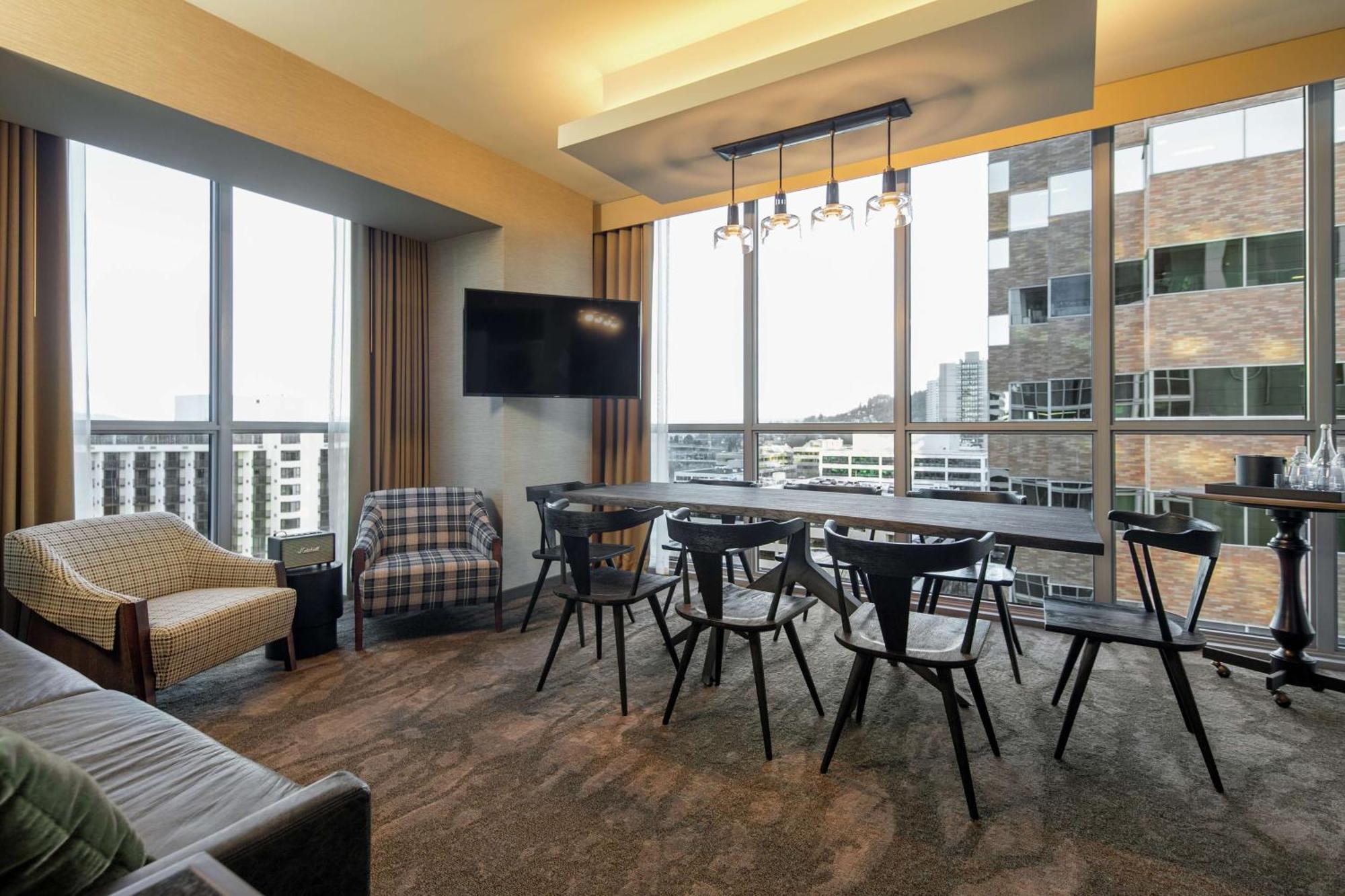 Deluxe King Suite with City View,1557384640:JPEG