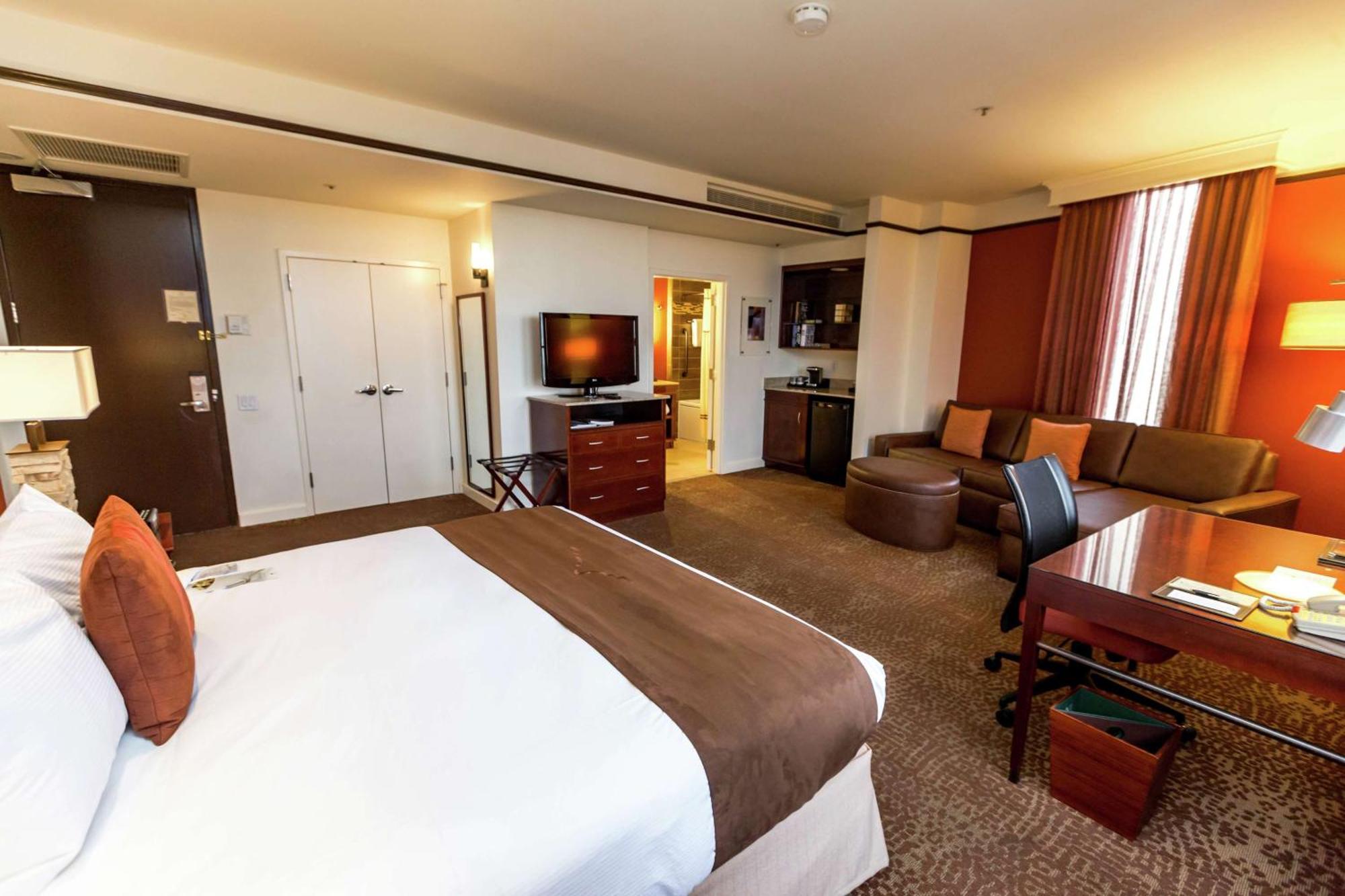 Zimmer mit Kingsize-Bett und Schlafsofa