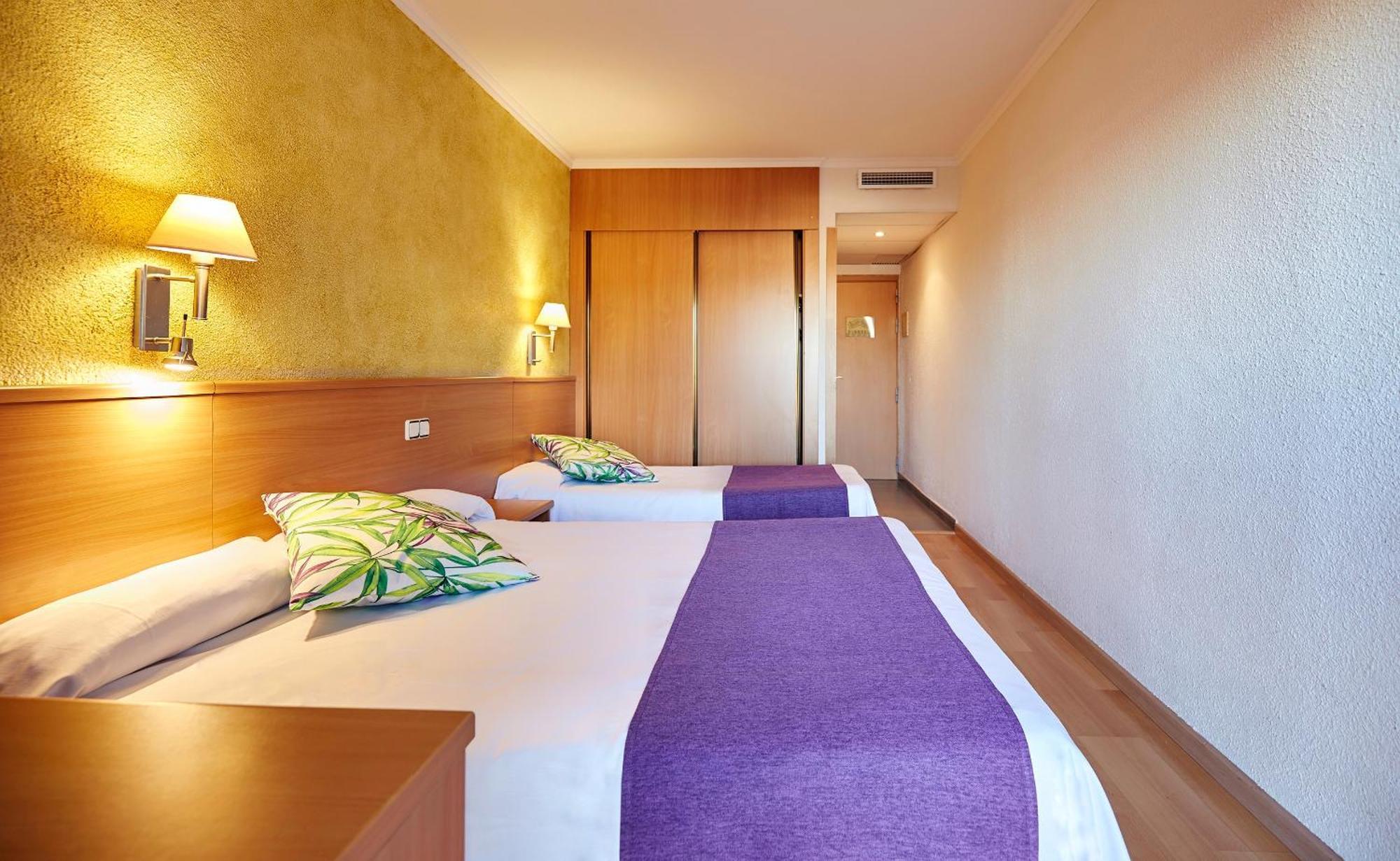 Chambre Double ou Lits Jumeaux avec Lit d'Appoint (2 Adultes + 1 Enfant)
