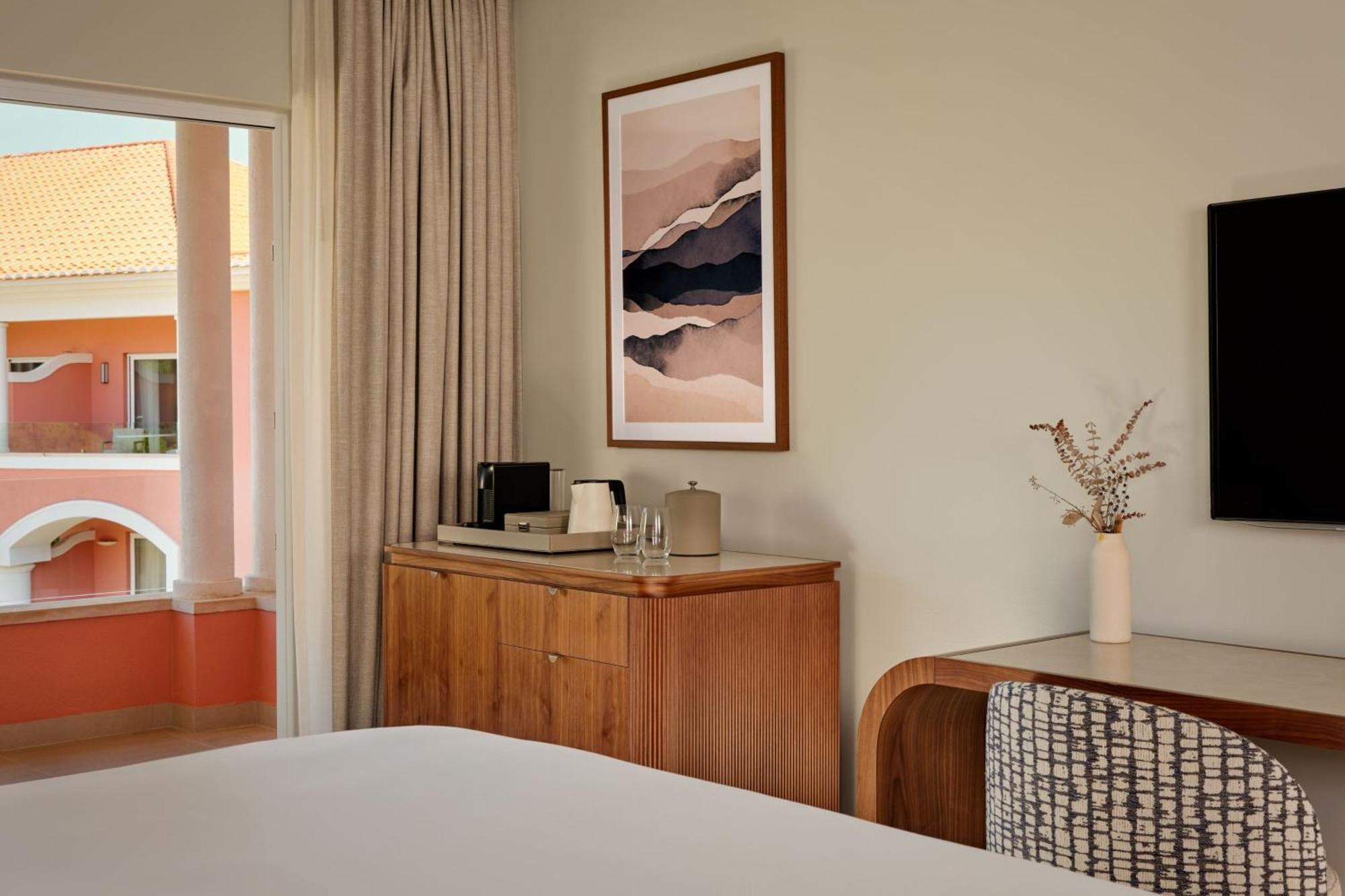 Deluxe Room with One King or Twin Beds,1563274888:JPEG