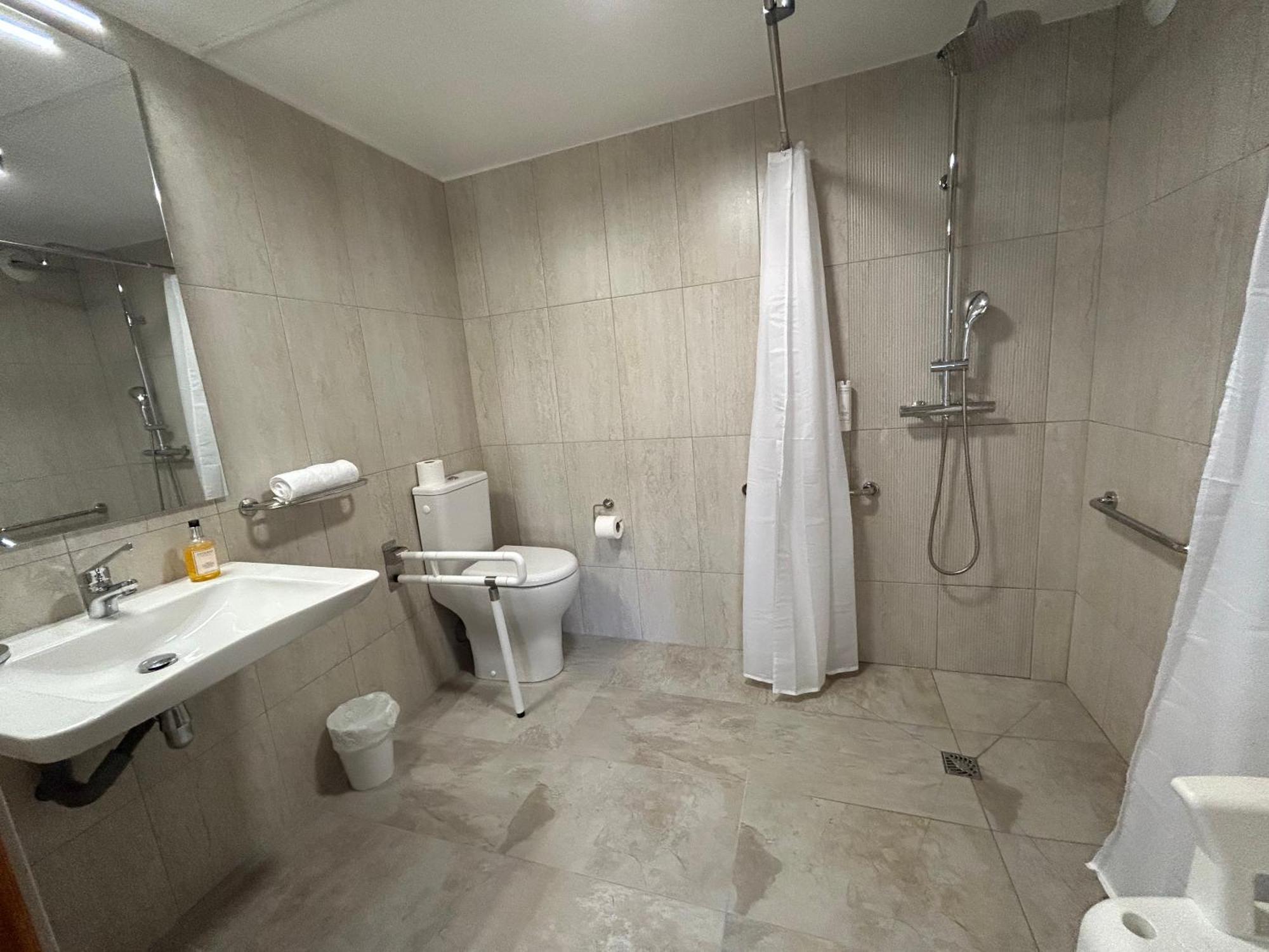 Chambre Triple - Accessible aux Personnes à Mobilité Réduite