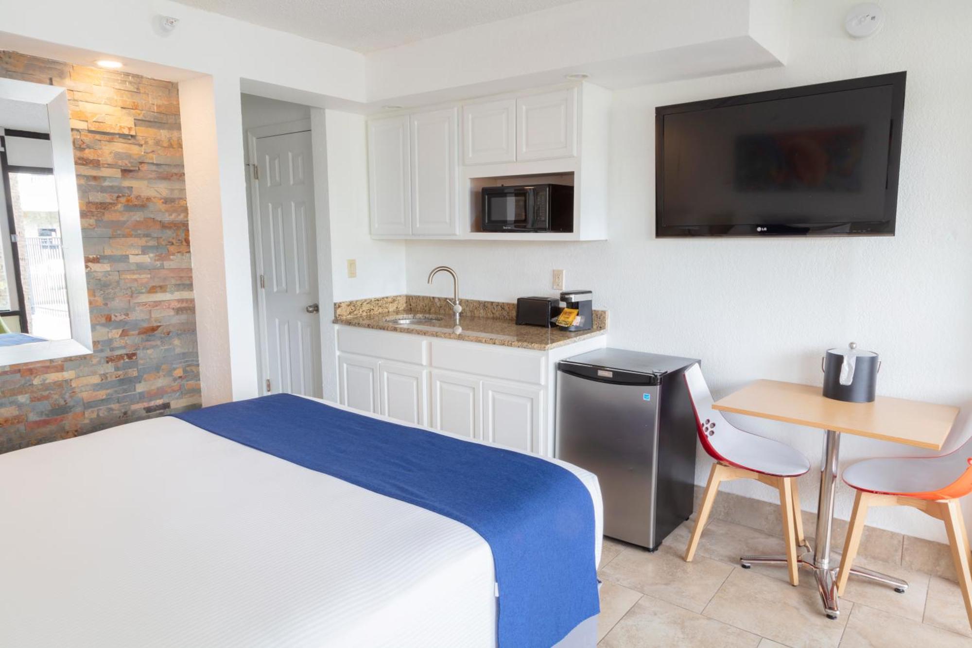 Junior Queen Suite with One Queen Bed,1679603111:JPEG