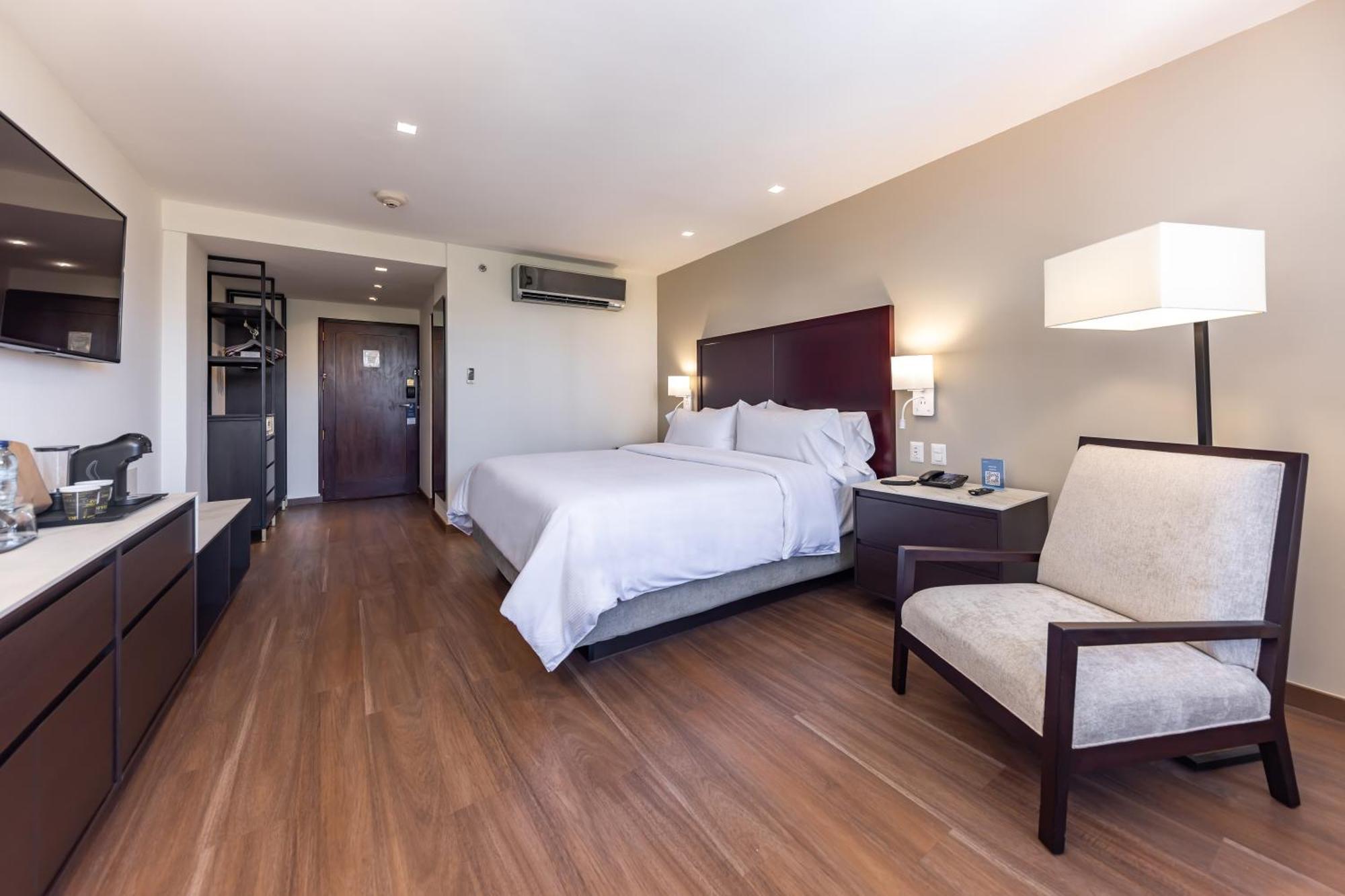 Habitación con cama grande
