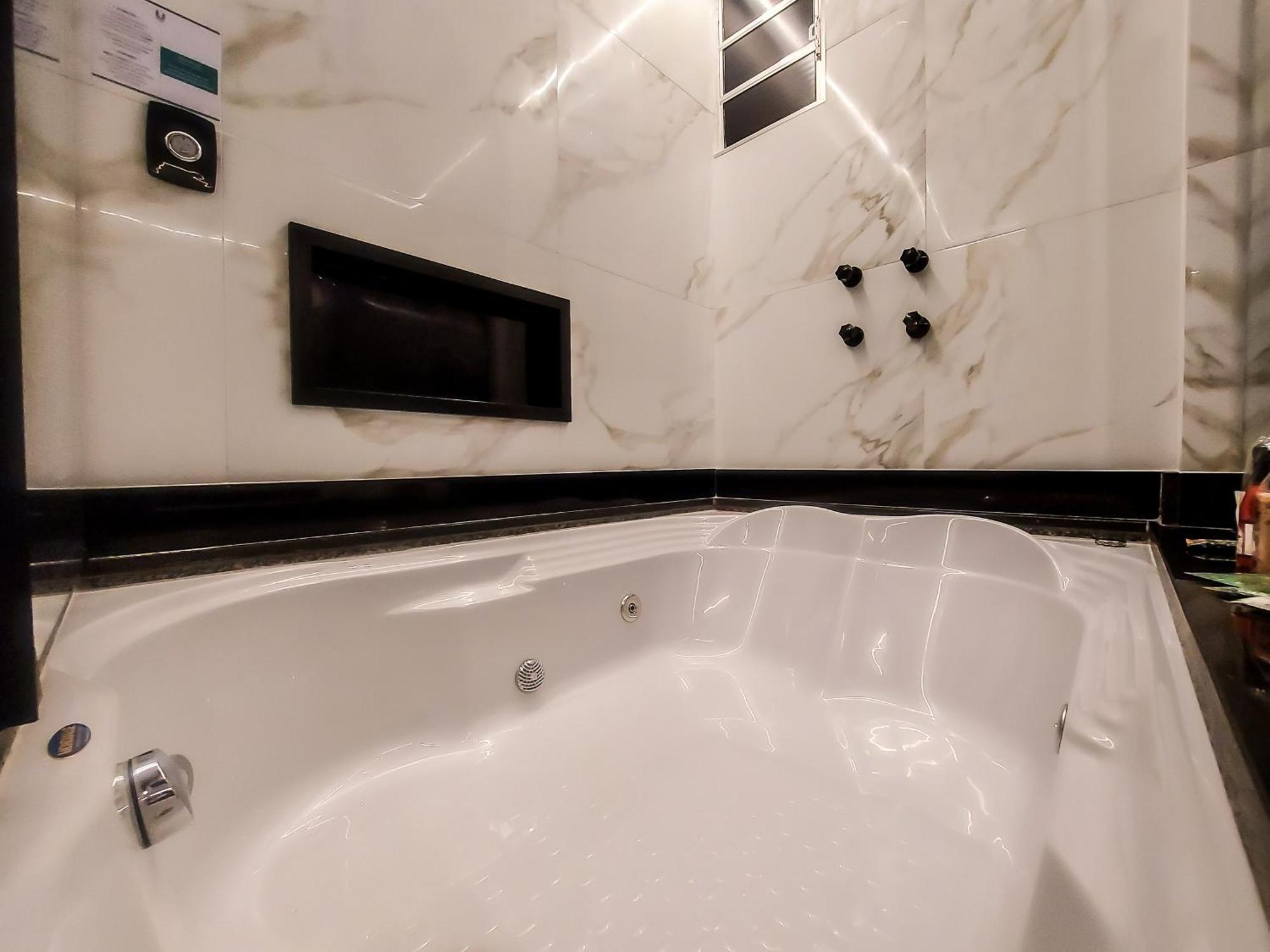 Deluxe Double Room Bath