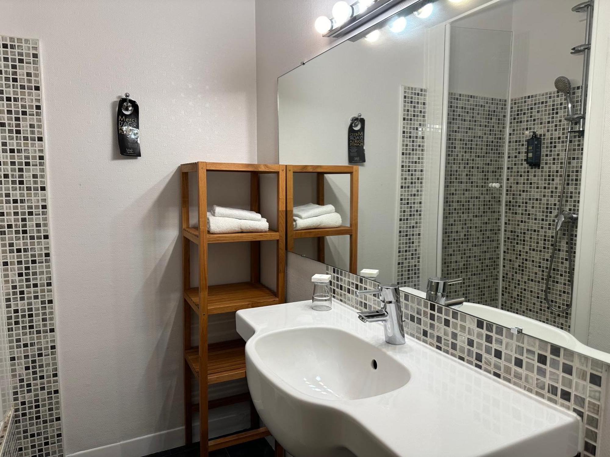 Club Room - 1 Double Bed & 1 Single Bed - 15 m²,1588047599:JPEG