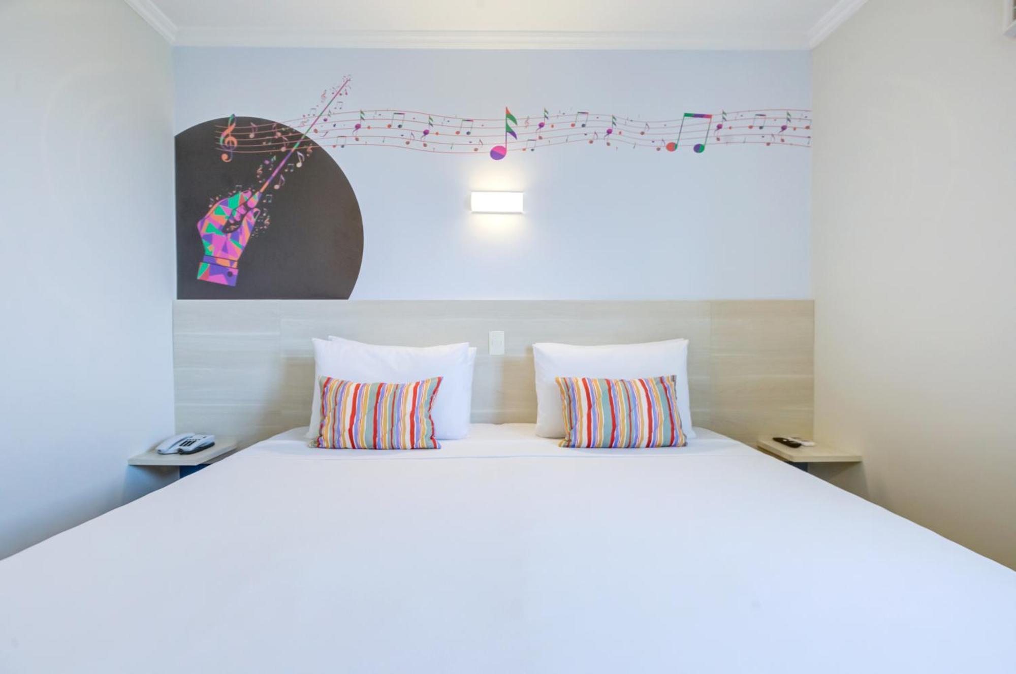 Quarto com 1 Cama de Casal