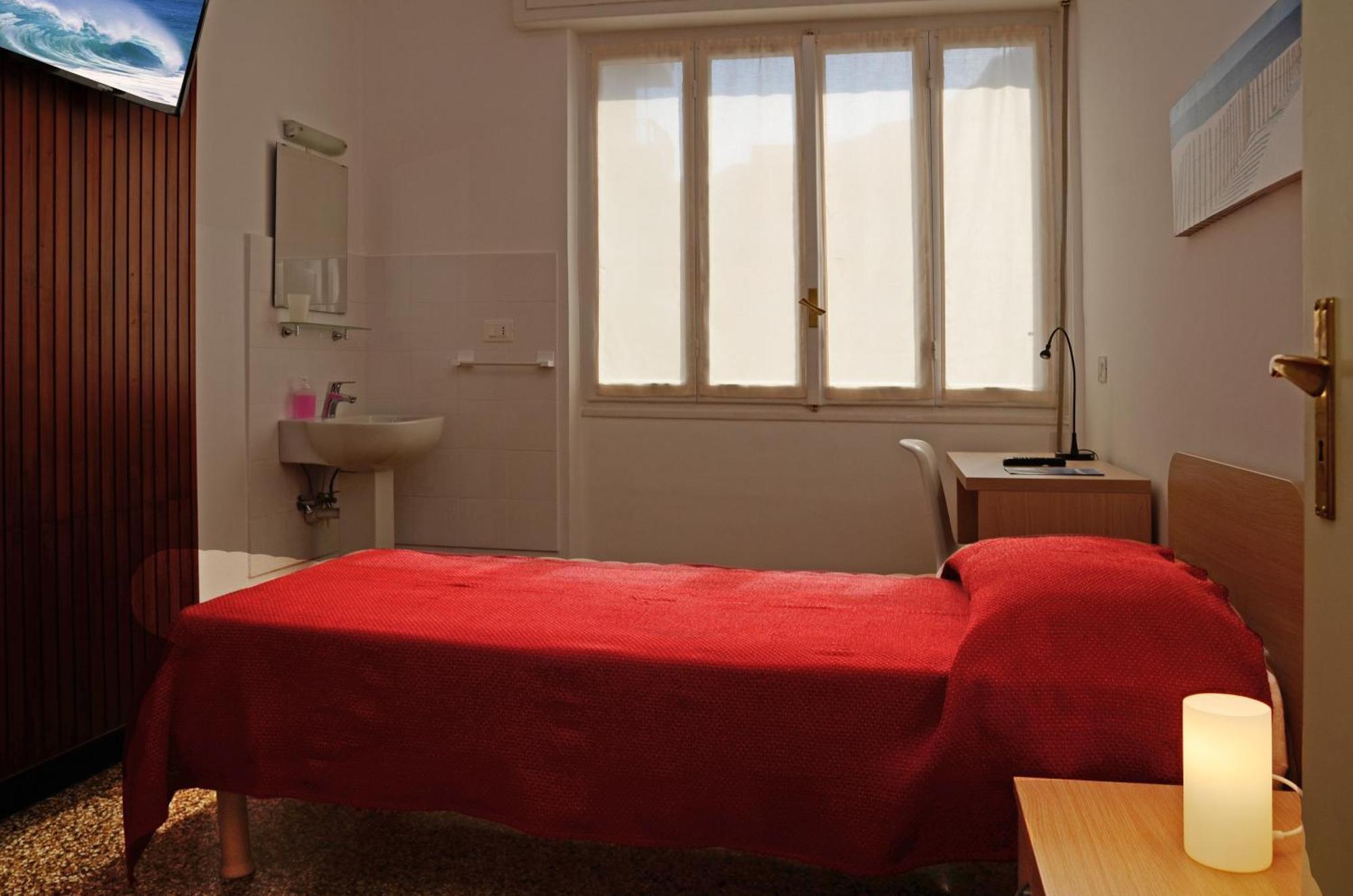 Single Room Private External Bathroom