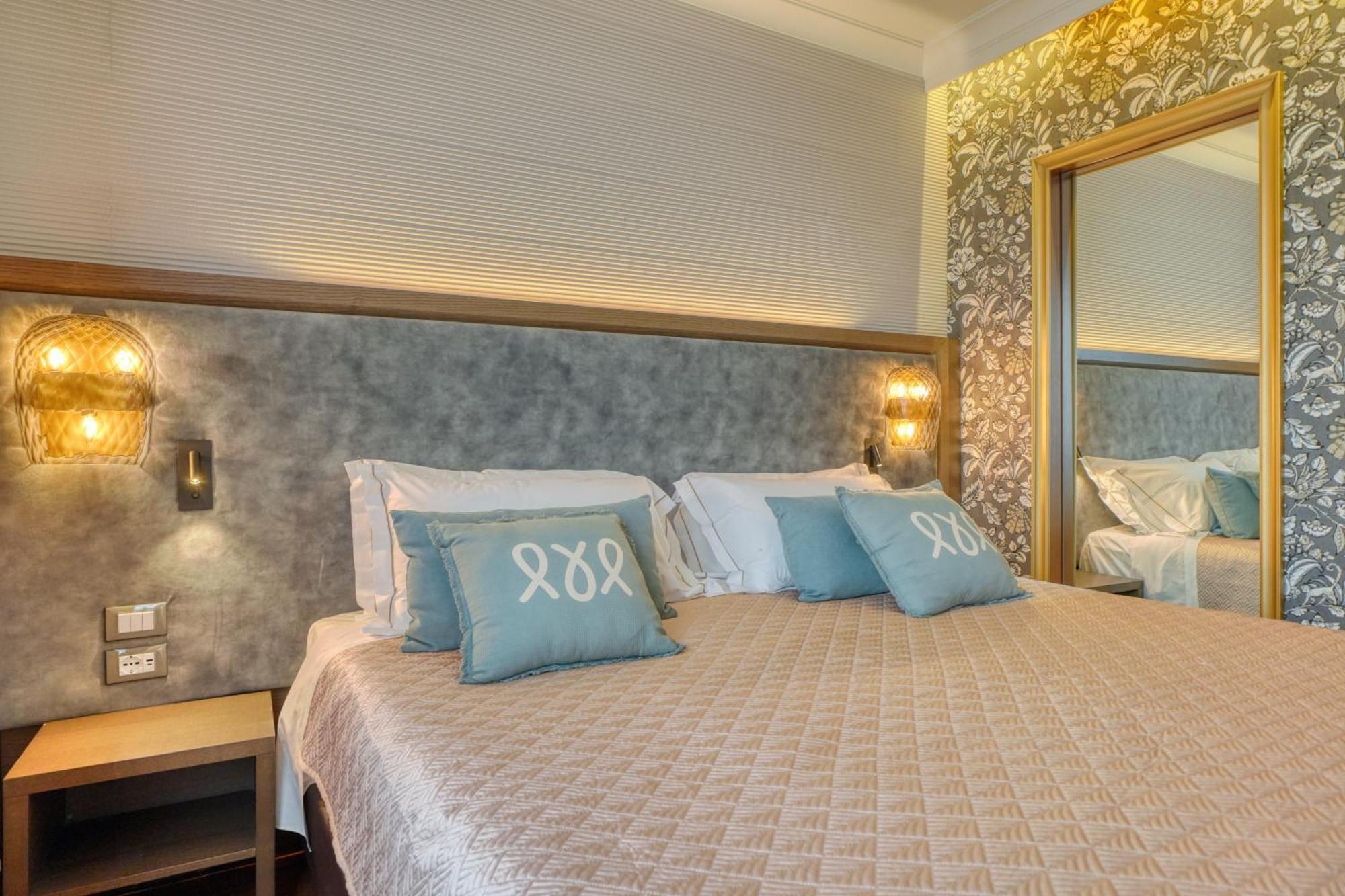 Deluxe Suite with Balcony and Partial Lake View,1588410113:JPEG