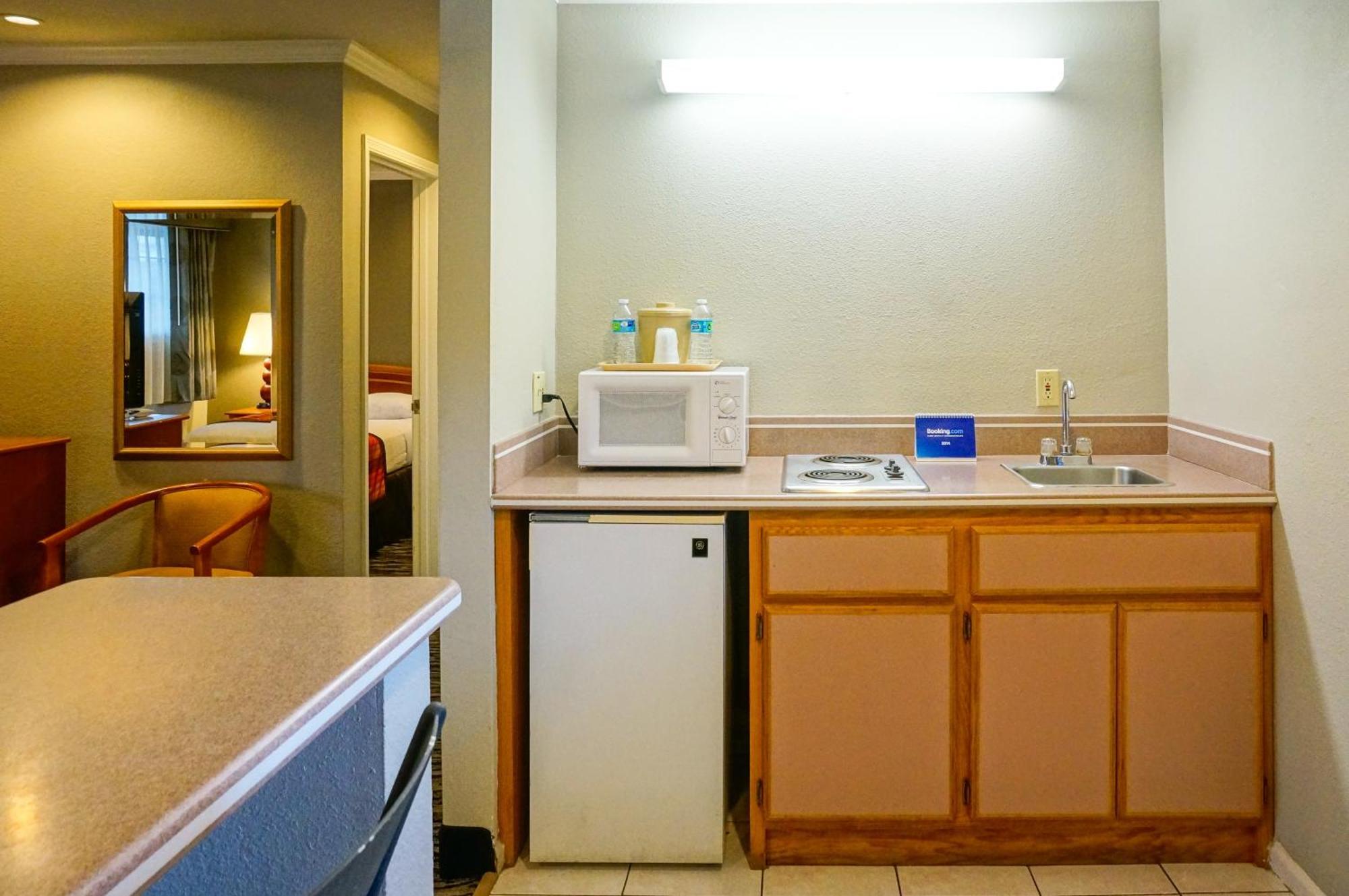 Two-Bedroom Queen Suite