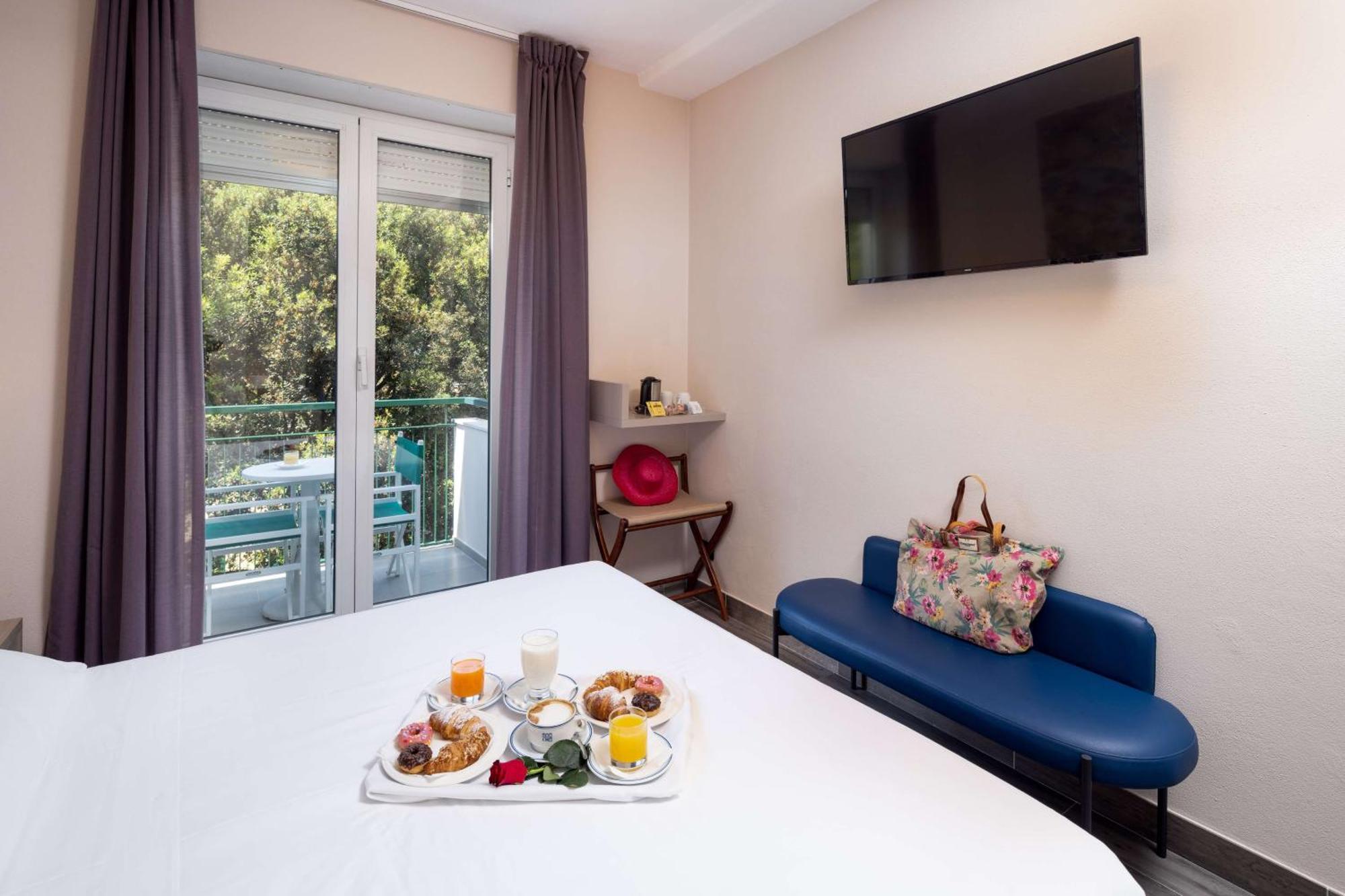 Queen Room with Balcony and Garden View,1597544733:JPEG