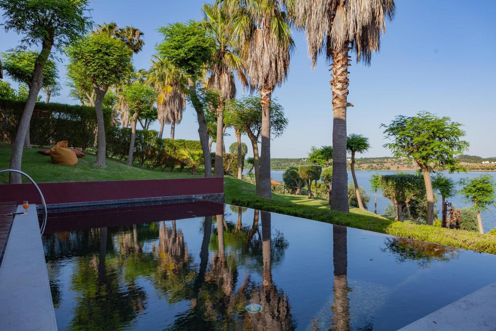 Three-Bedroom Villa Lake View