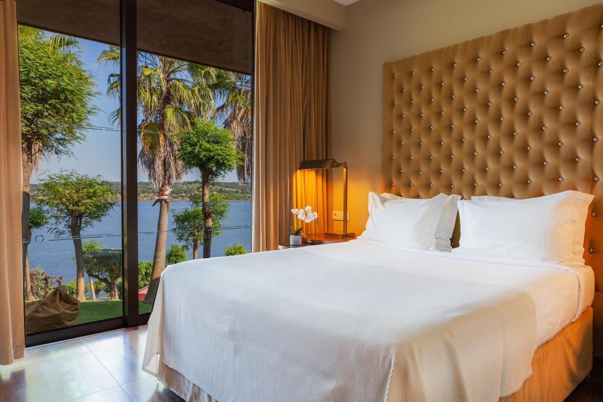 Three-Bedroom Villa Lake View
