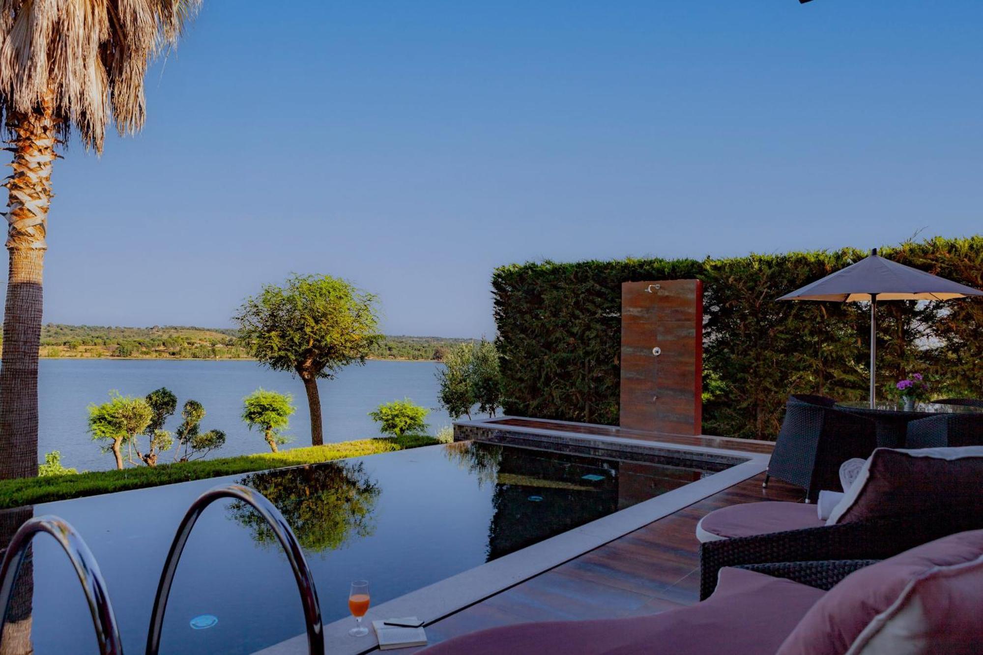 Three-Bedroom Villa Lake View