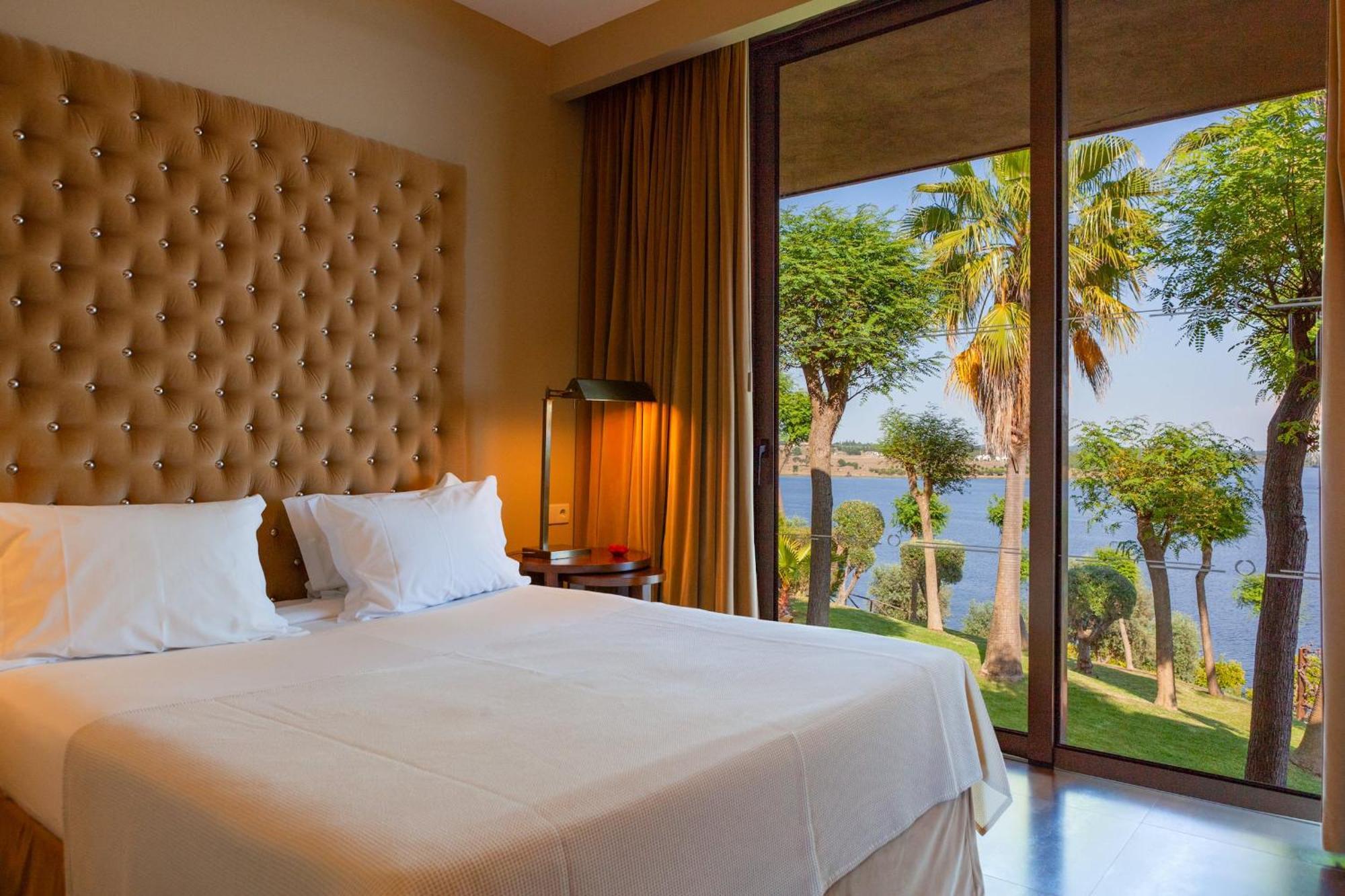 Three-Bedroom Villa Lake View
