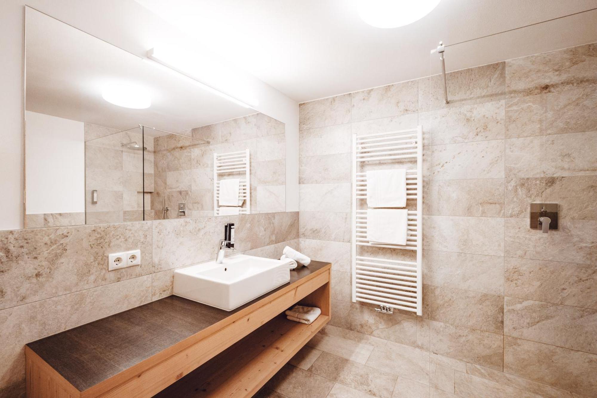 Deluxe Double Room Shower,1603738302:JPEG