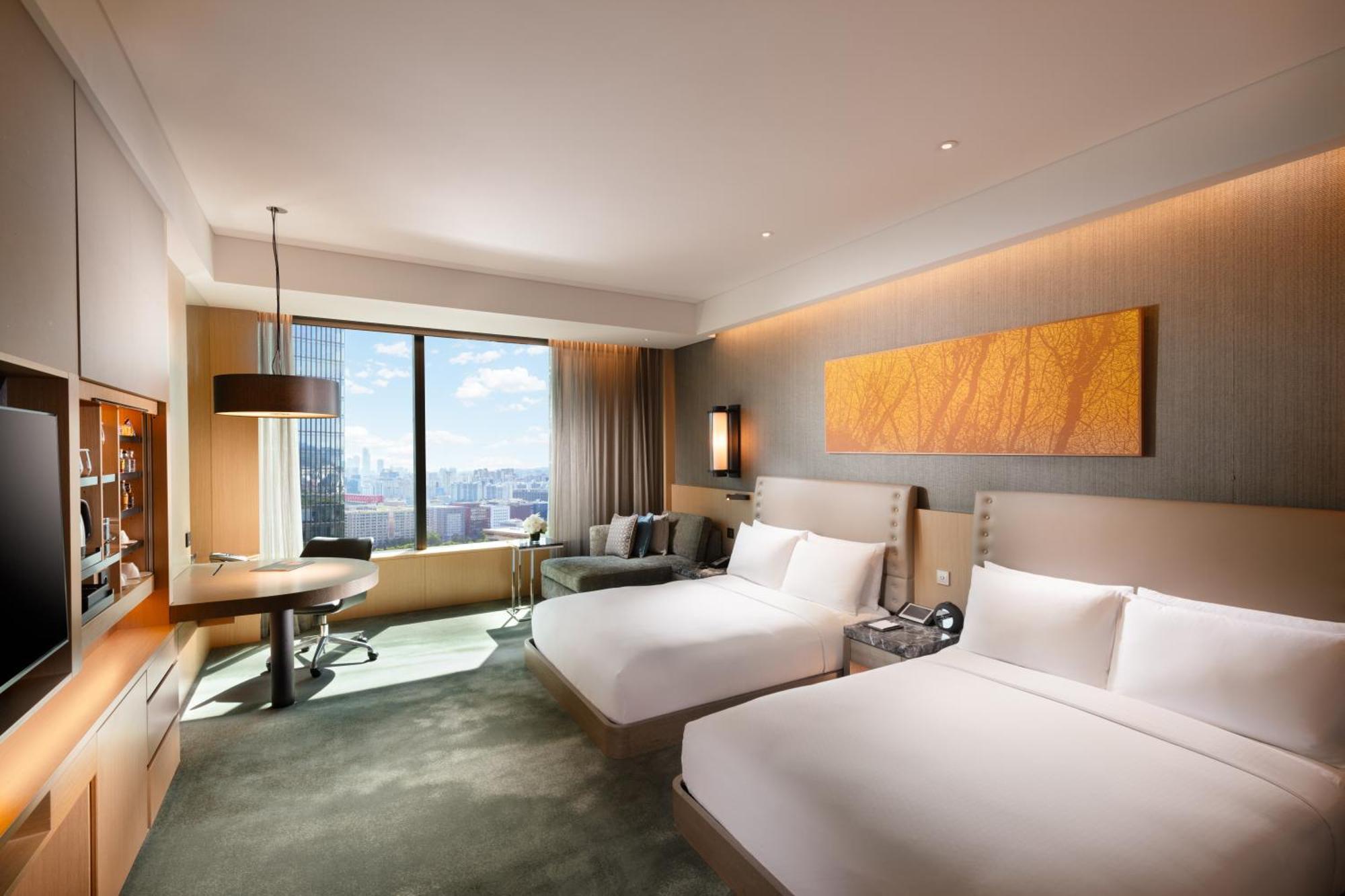 Zimmer mit Queensize-Bett und Stadtblick