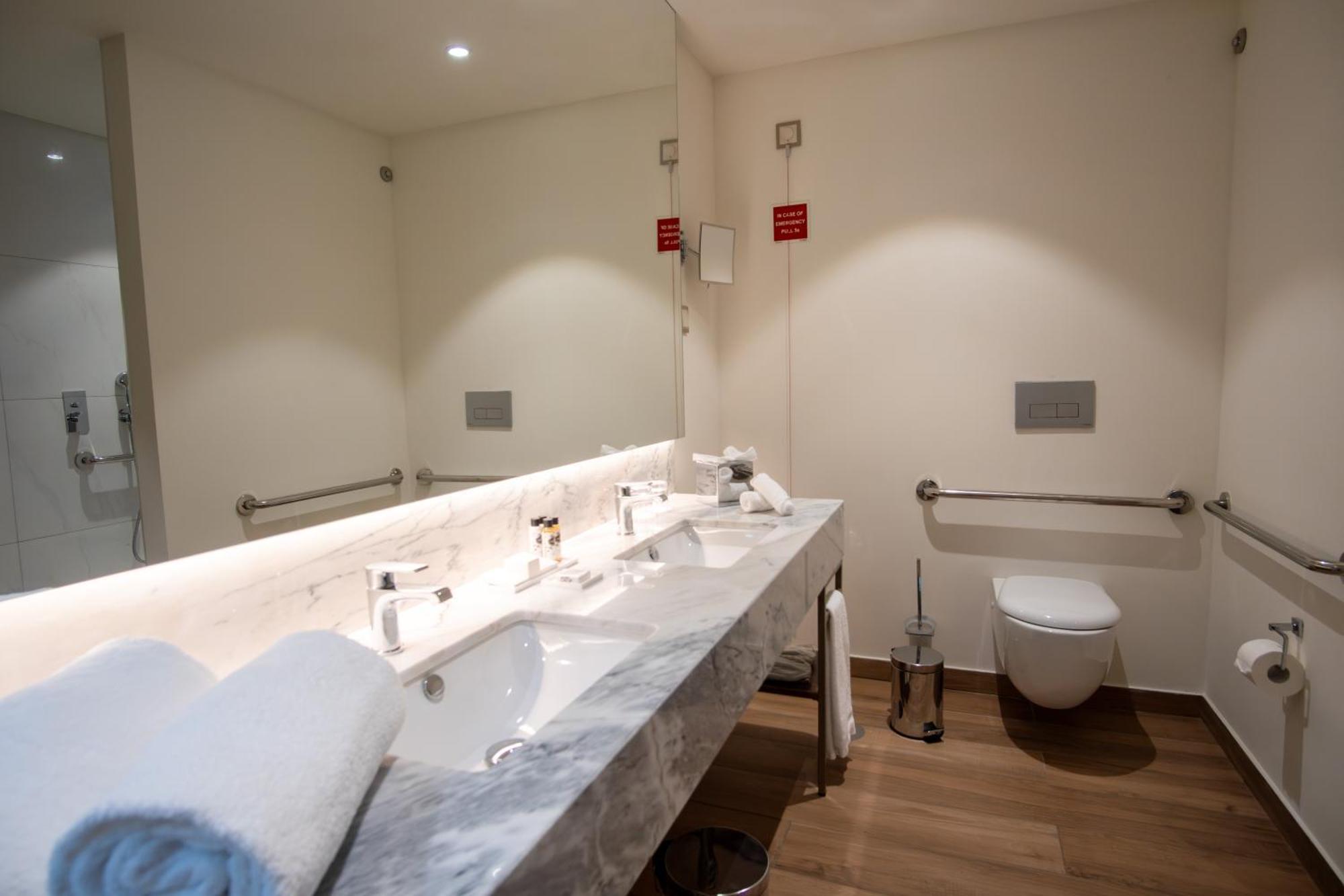 Deluxe King Room - Mobility Accessible,1604137727:JPEG