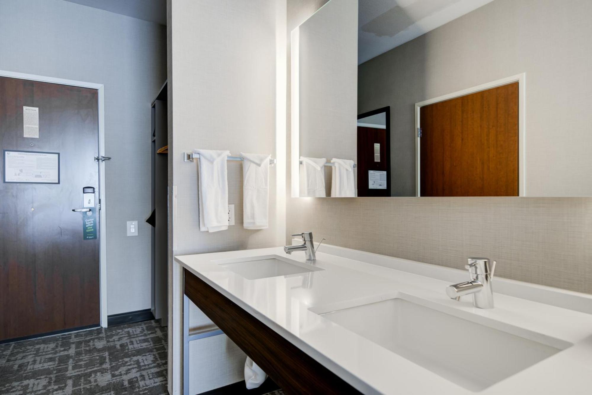 Deluxe Double Room with Two Double Beds - Non-Smoking,1606558620:JPEG