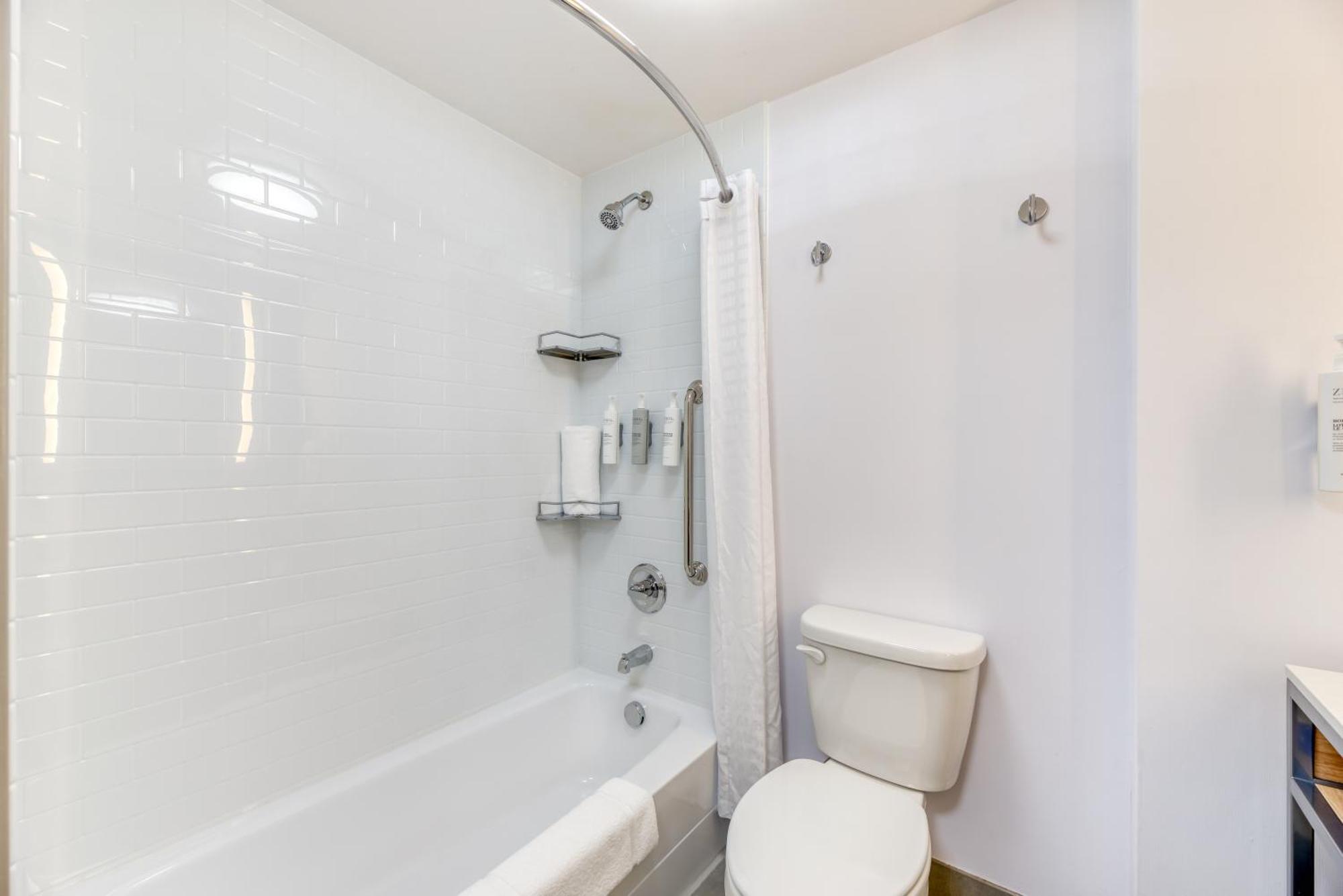 Double Queen Room with Side Ocean View,1607221491:JPEG